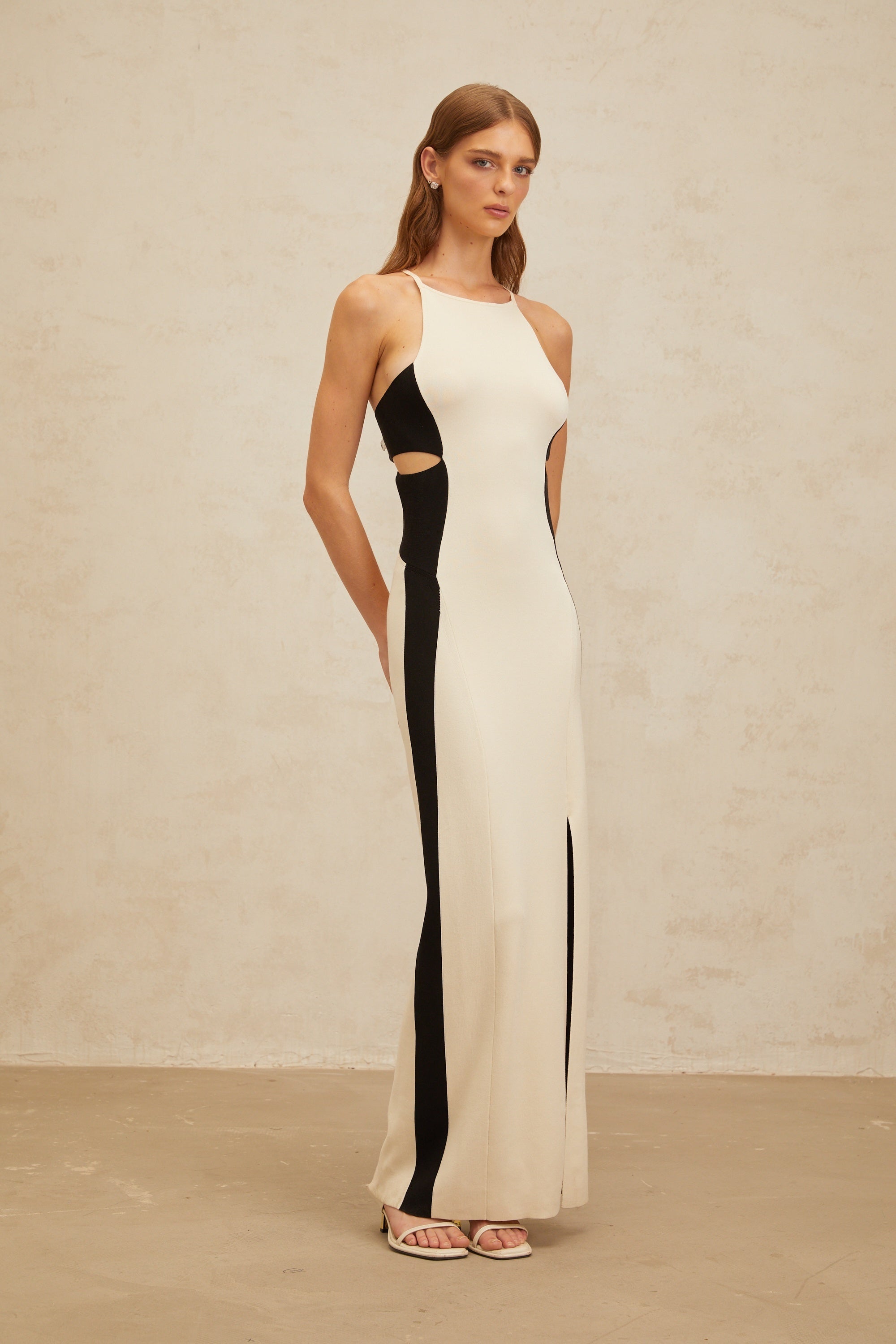 Vestido largo blanco Coralie con recortes de punto, estilo maxi y diseño elegante, de la marca Final Sale.