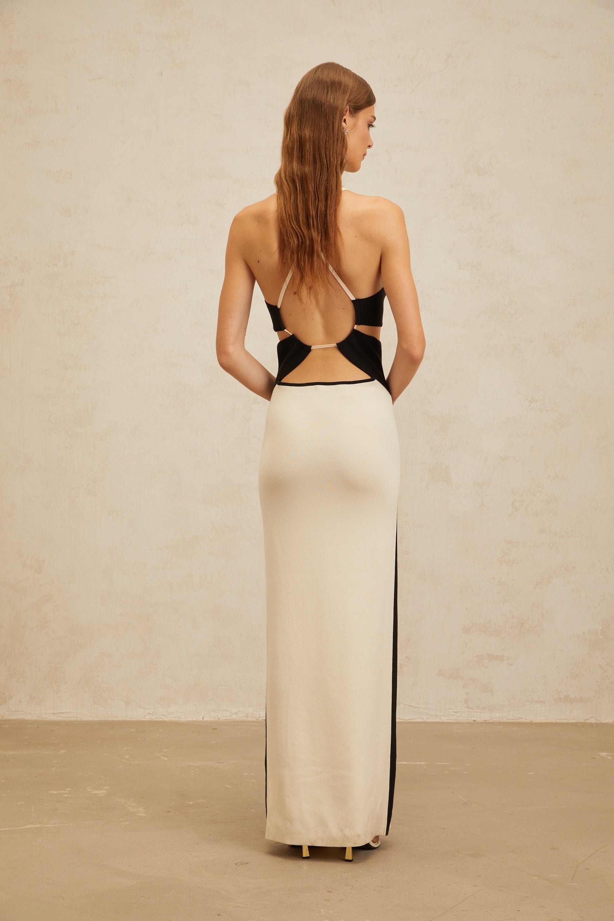 Vestido largo blanco con aberturas en el tejido de punto, estilo maxi, de la marca Final Sale, para ocasiones elegantes.