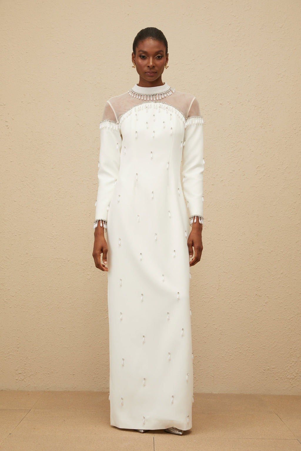 Vestido largo de noche blanco de Céline con adornos brillantes, elegante maxi vestido para eventos formales.