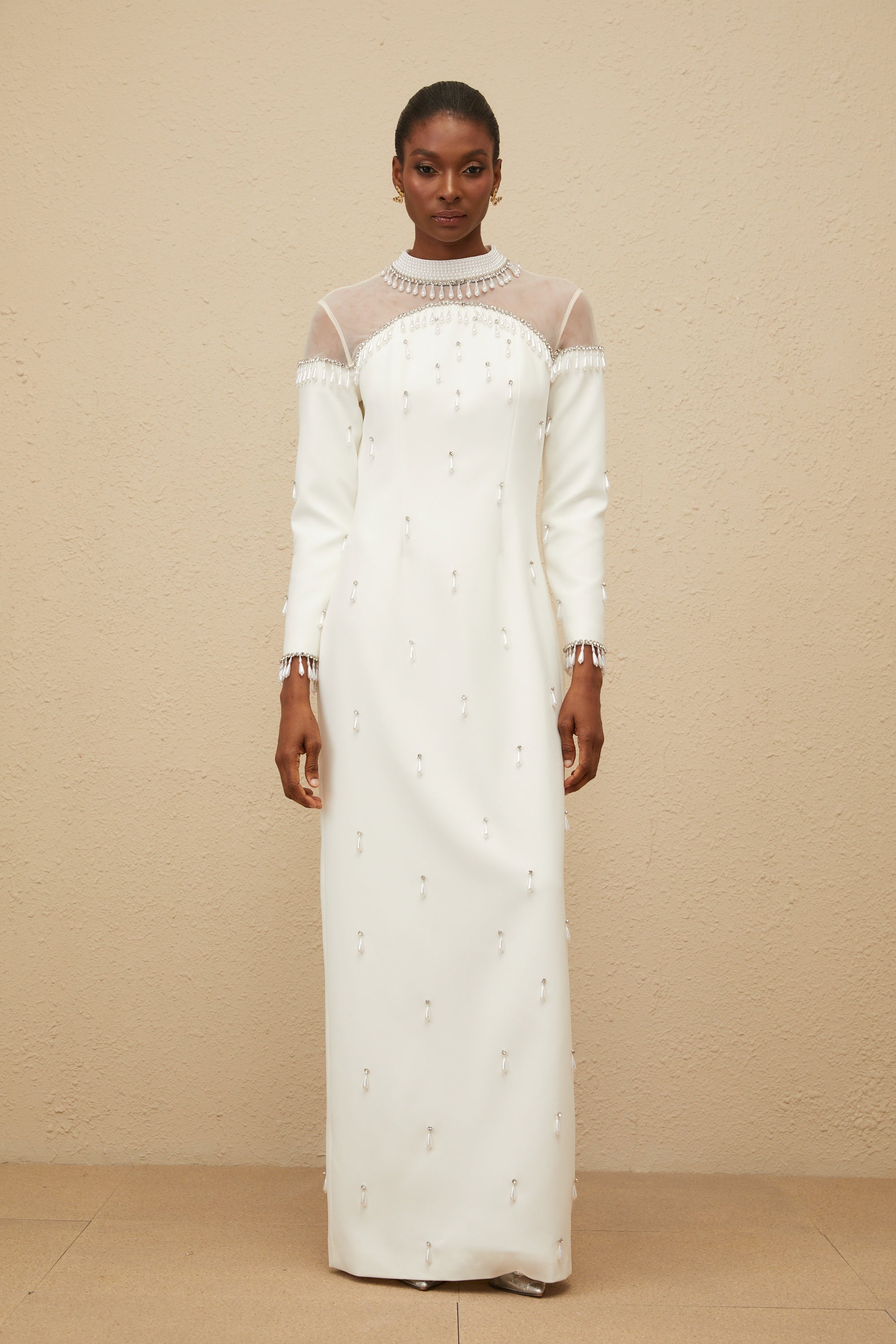 Vestido largo de noche blanco de Céline con adornos brillantes, elegante maxi vestido para eventos formales.