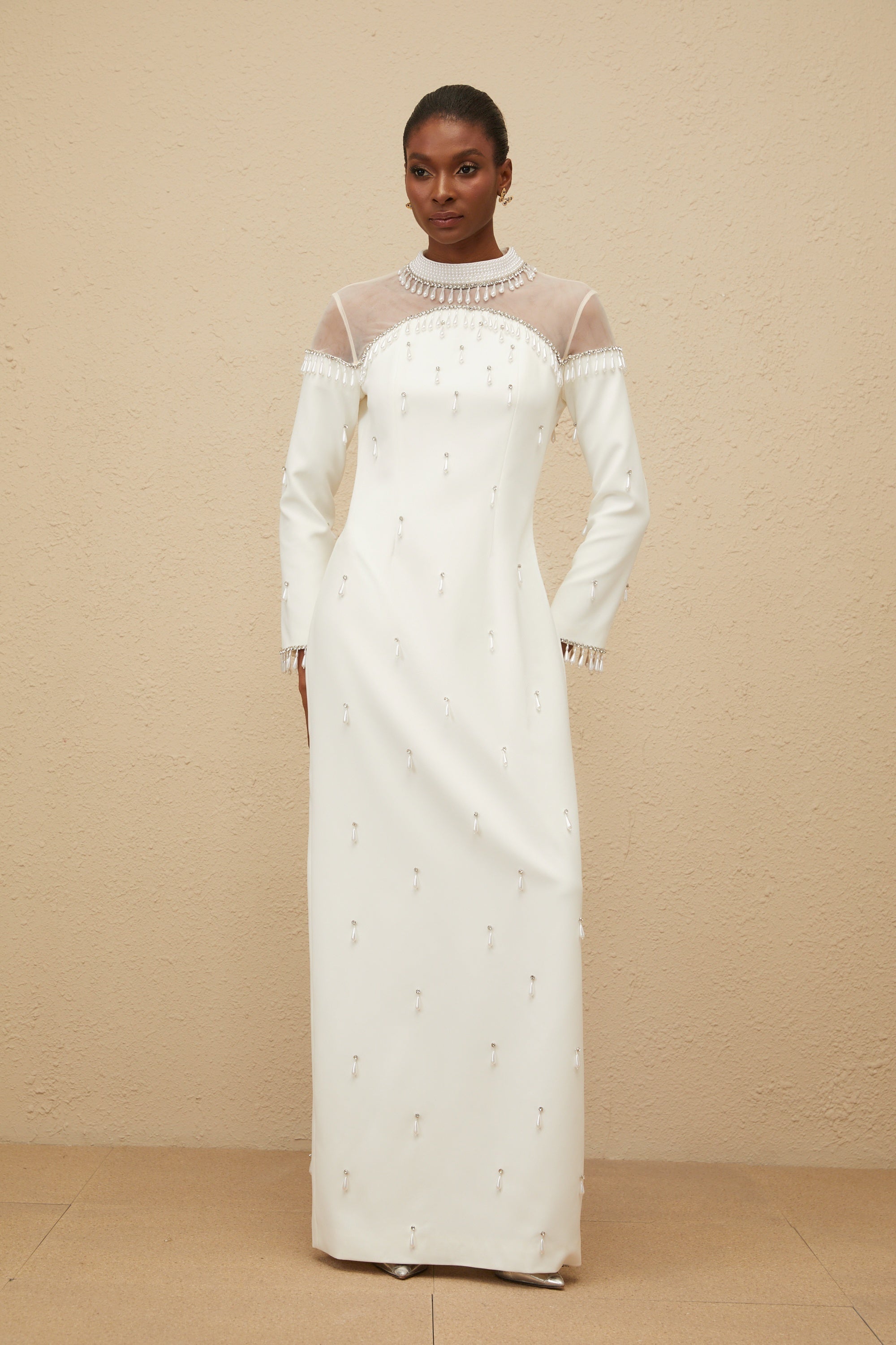 Vestido largo de noche blanco de Céline con detalles adornados, elegante y sofisticado para eventos formales.
