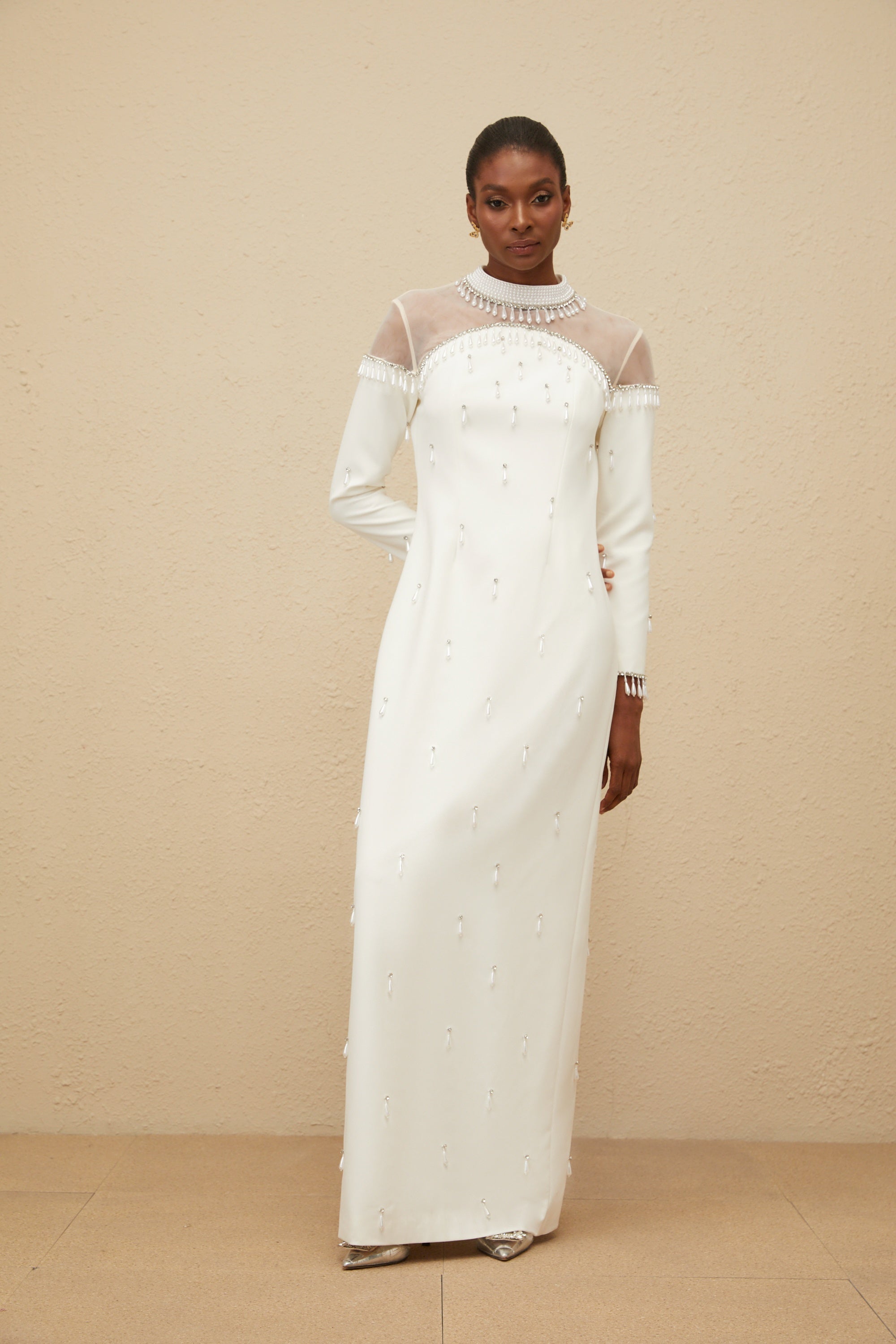 Vestido largo de noche Céline blanco con adornos, elegante maxi vestido para eventos formales, imagen en color blanco con detalles brillantes