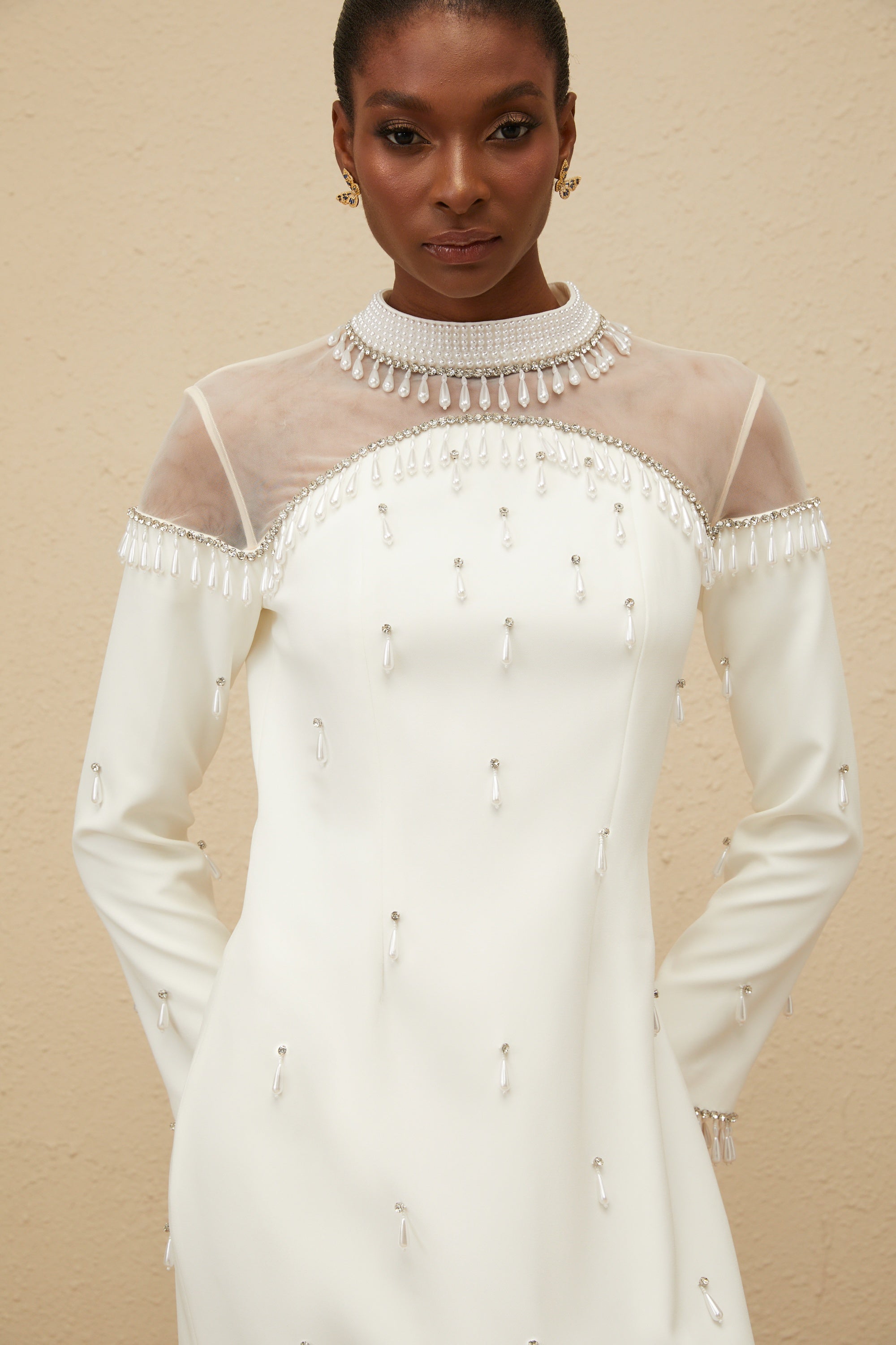 Vestido largo de noche blanco de Céline con adornos, estilo maxi para ocasiones elegantes.