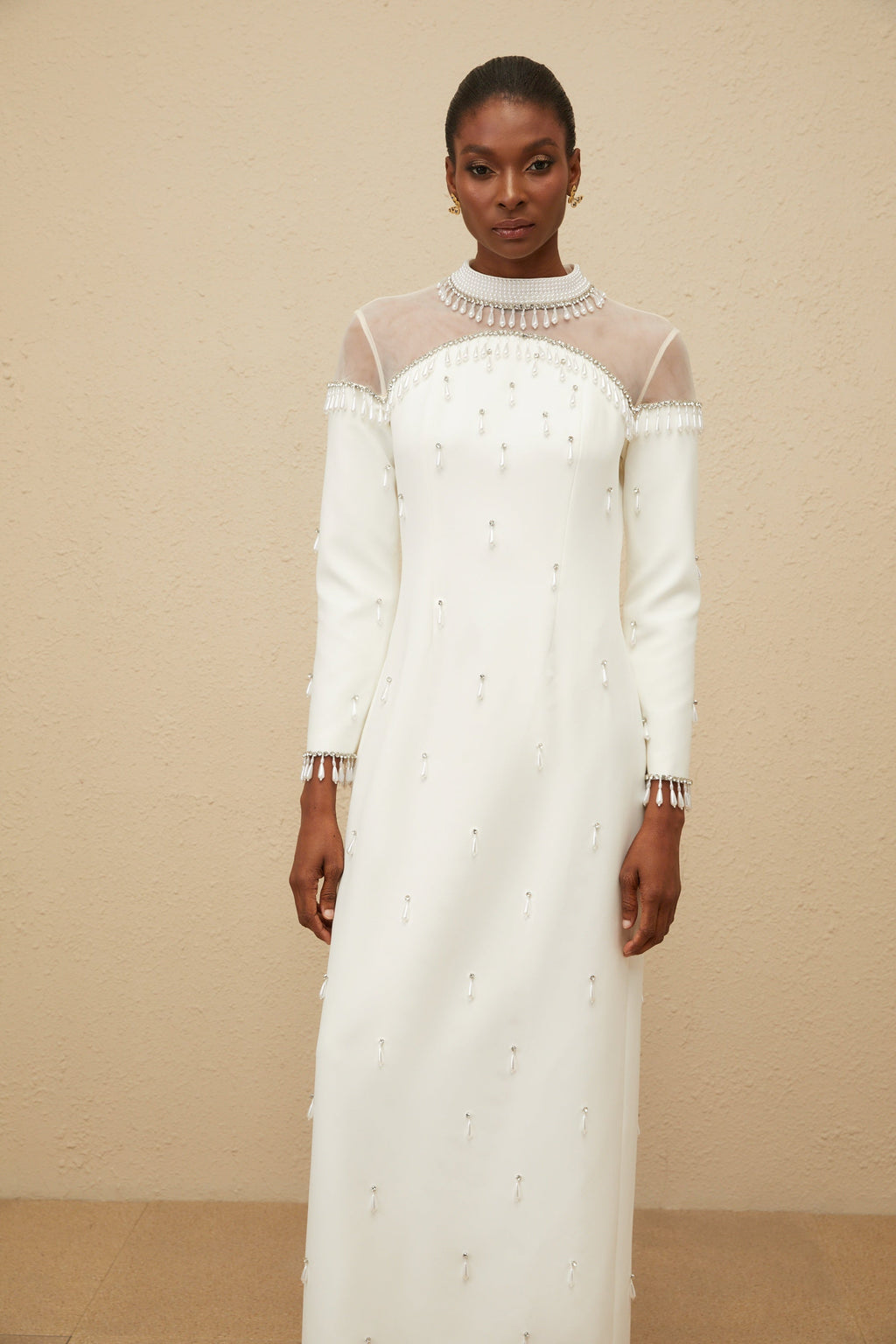 Vestido largo de noche blanco de Céline con detalles adornados, elegante y sofisticado para eventos formales.