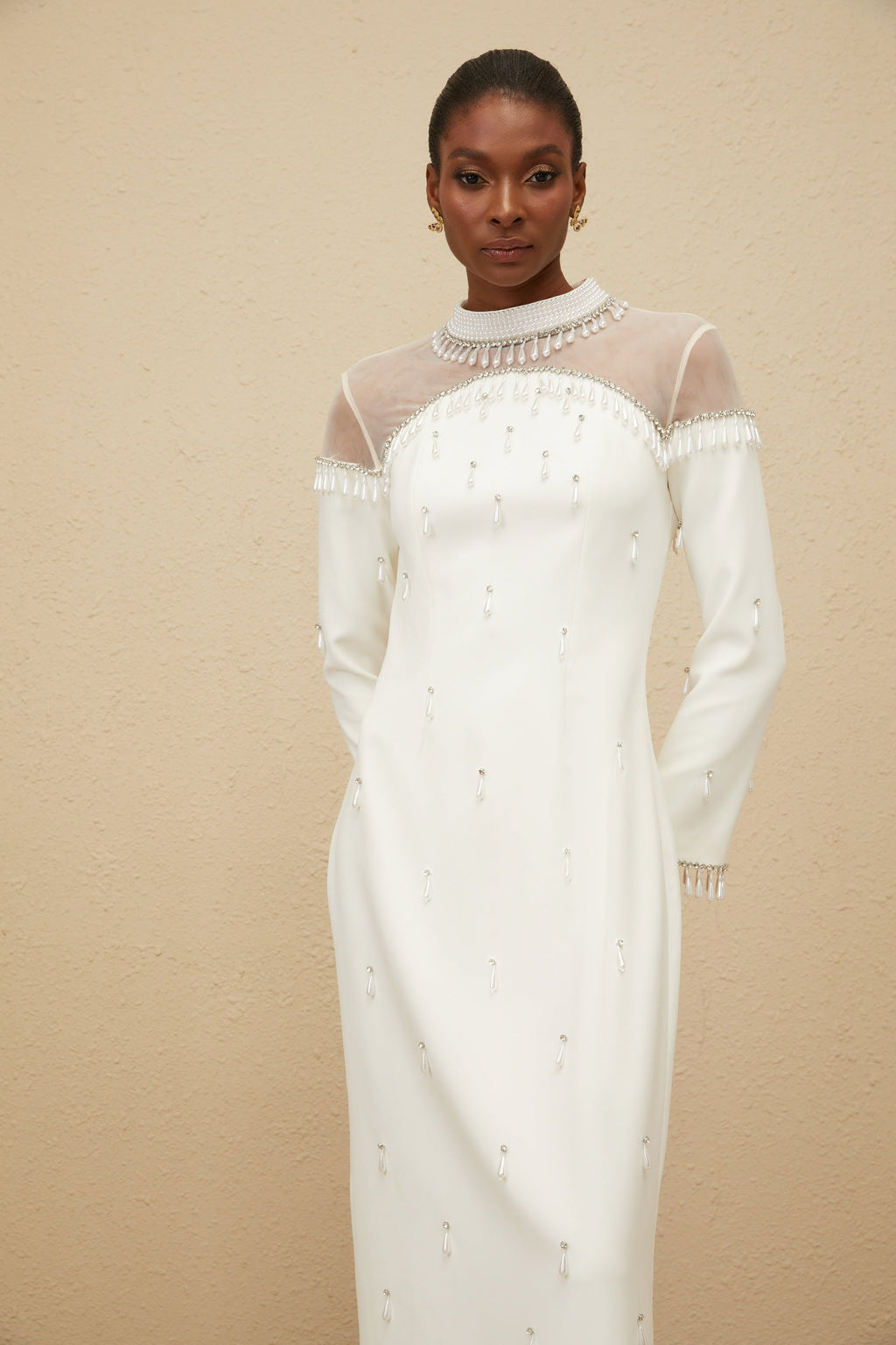 Vestido largo de noche blanco de Céline con adornos brillantes, elegante y sofisticado para ocasiones especiales.