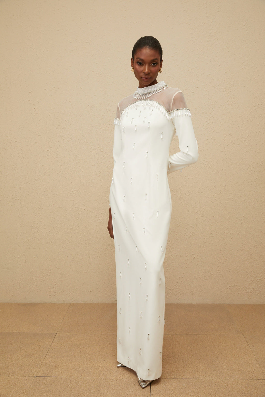 Vestido largo de noche blanco Céline con detalles adornados, elegante y sofisticado para ocasiones especiales.