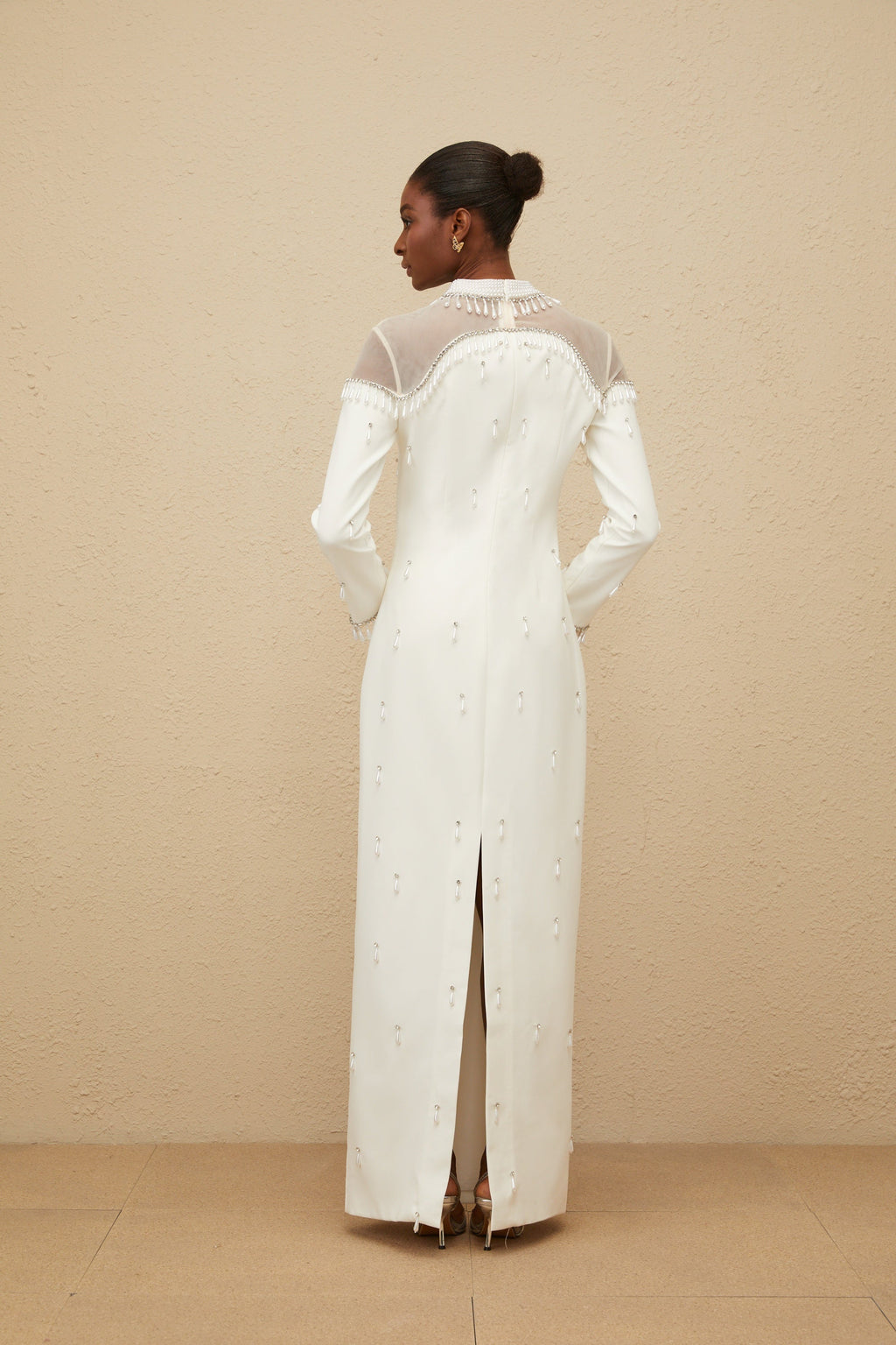 Vestido largo de noche de Céline en color blanco con adornos brillantes, elegante y sofisticado para eventos formales.