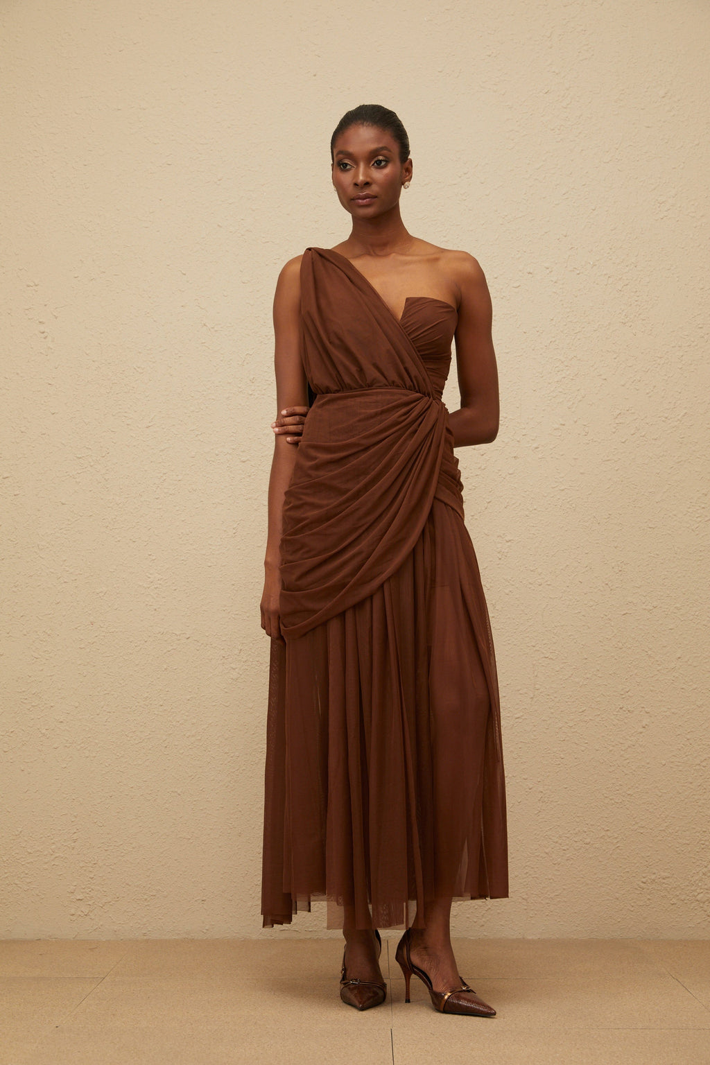 Vestido largo de noche marrón Agathe, falda asimétrica, estilo maxi para eventos elegantes, marca Final Sale.
