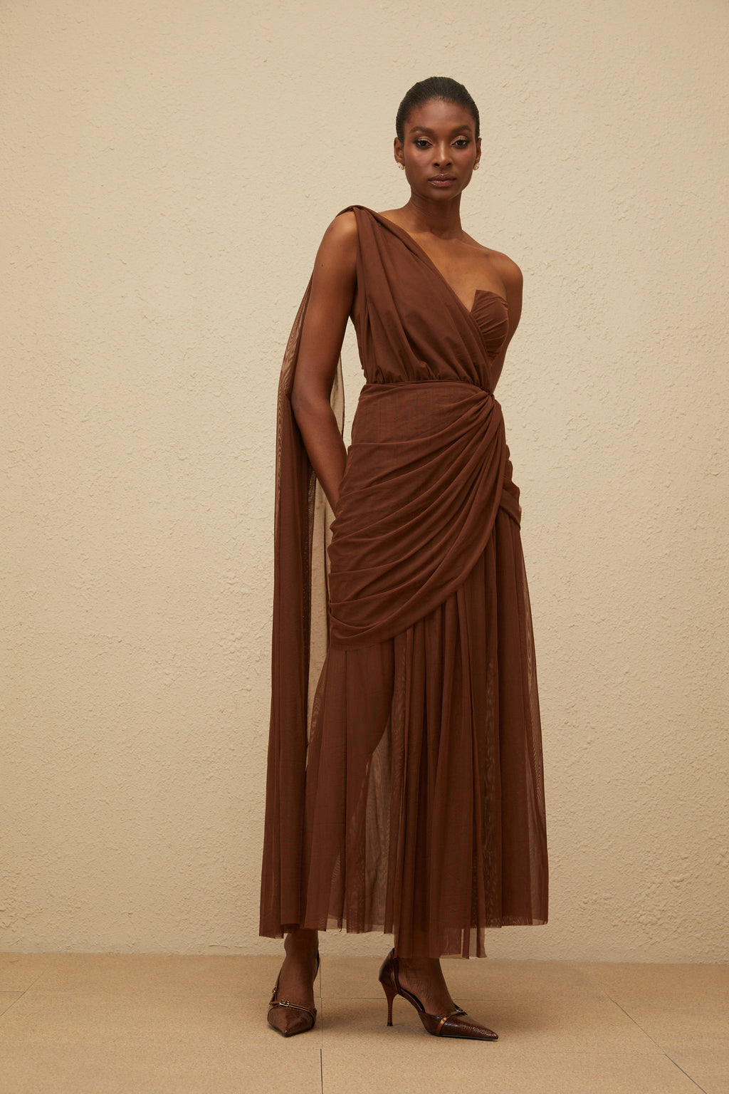 Vestido maxi de noche asimétrico en marrón Agathe, diseño elegante y largo para ocasiones formales.