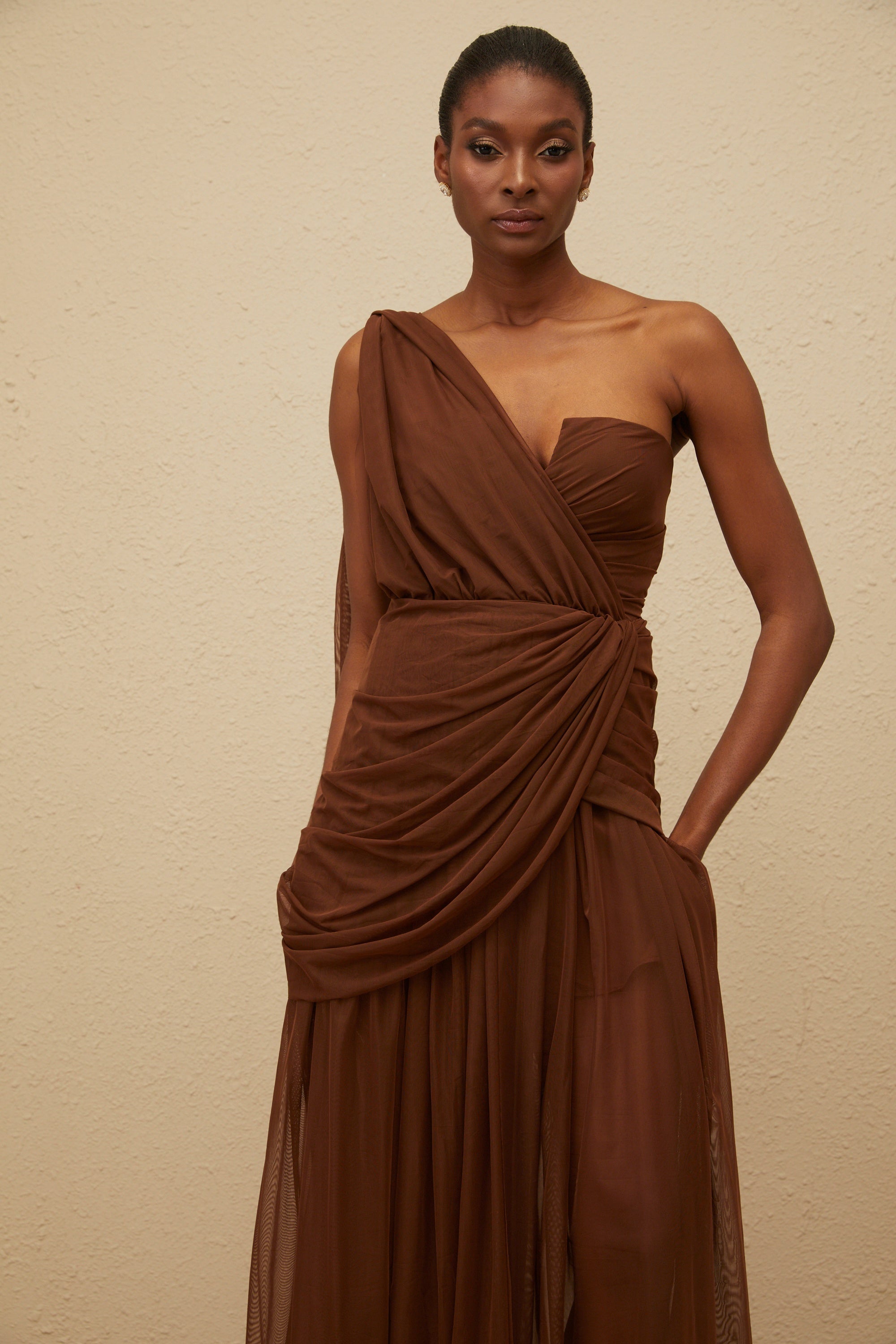 Vestido largo de noche marrón asymétrico Agathe, vestido maxi de gala con diseño elegante y fluido en la imagen.