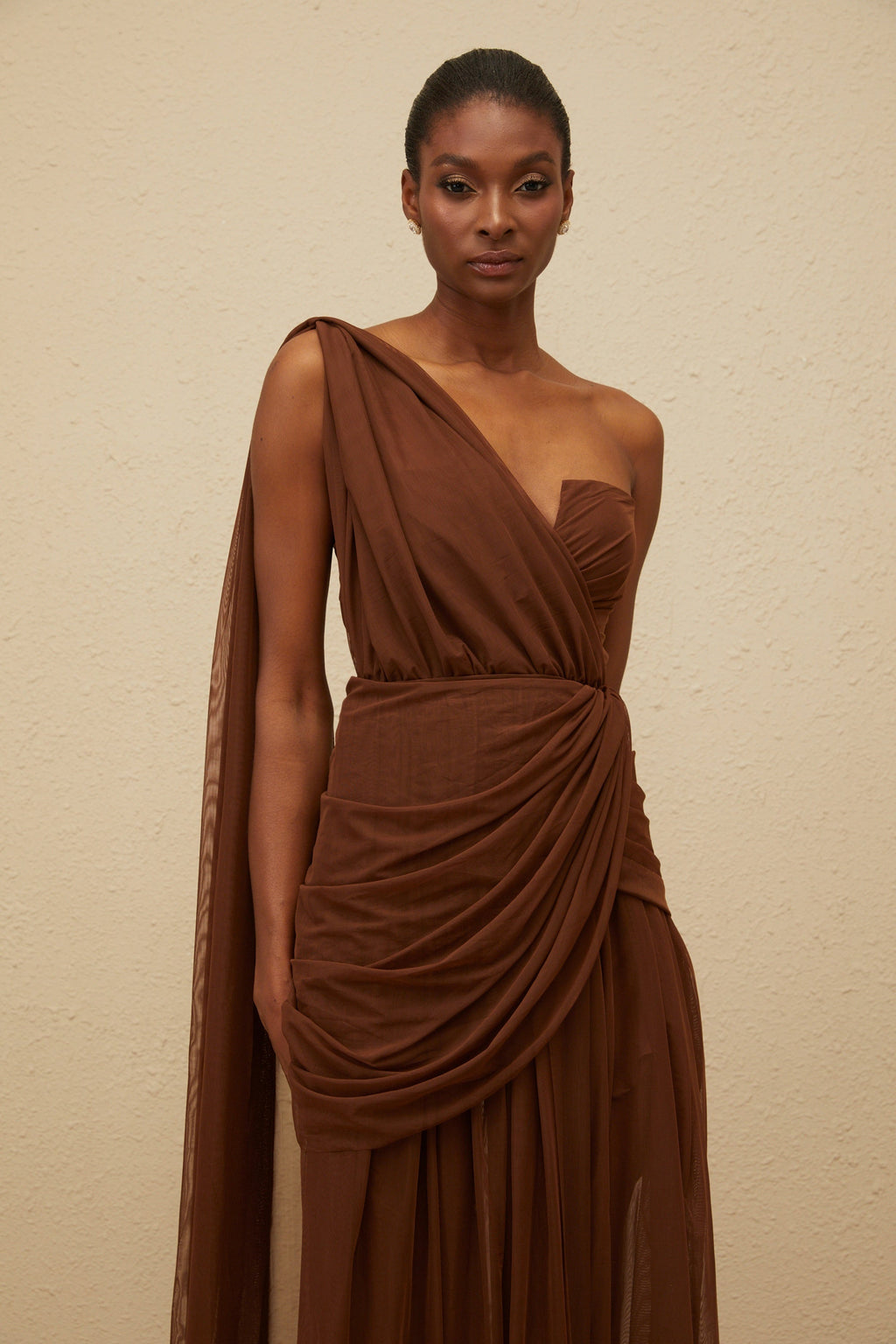 Vestido largo de noche asimétrico en tono marrón, diseñado por Final Sale, con estilo elegante y detalles de tela fluida.