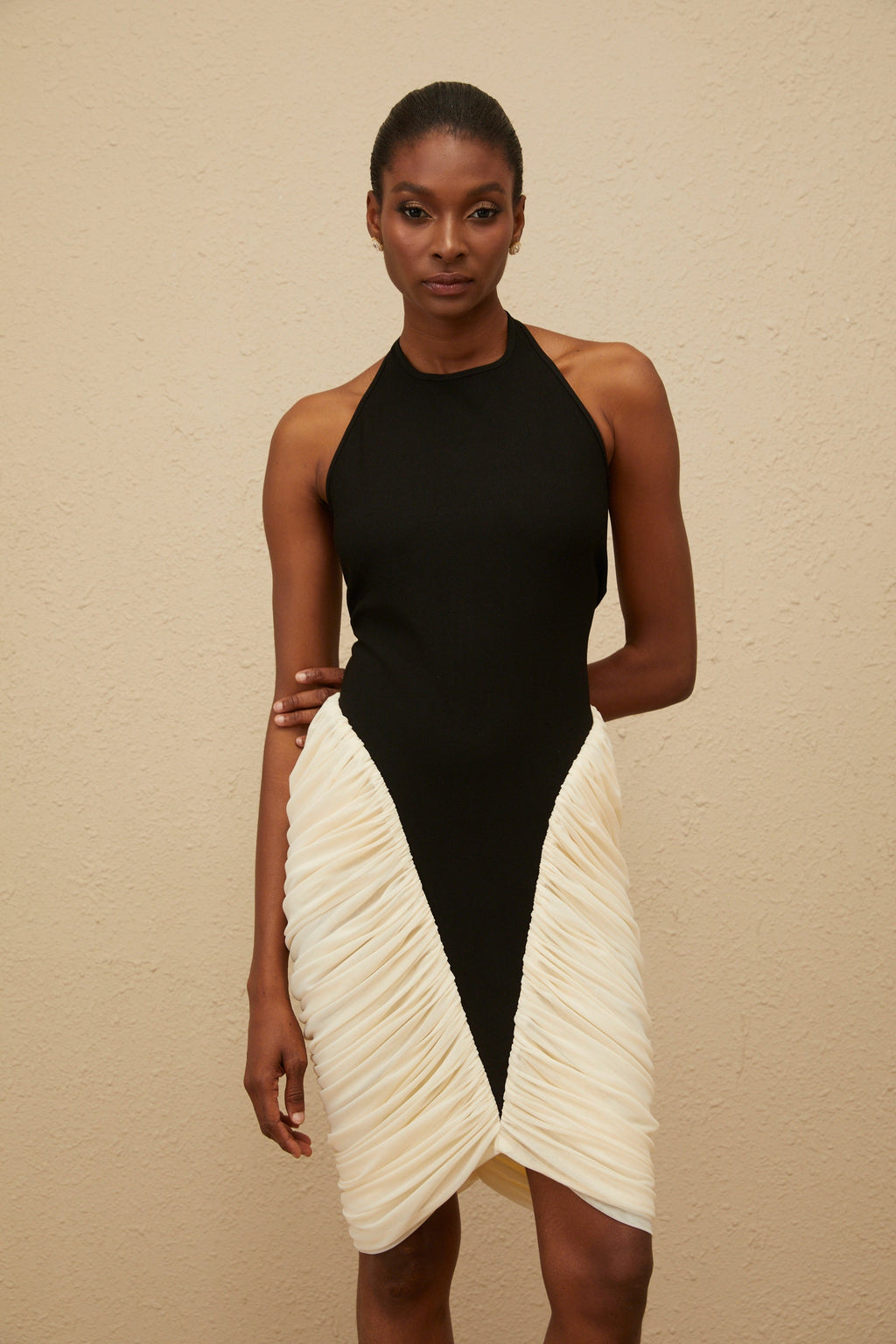 Vestido midi ajustado de cuerpo halter negro con pliegues de jade de MRTokyo, mostrando su diseño elegante y ajustado.