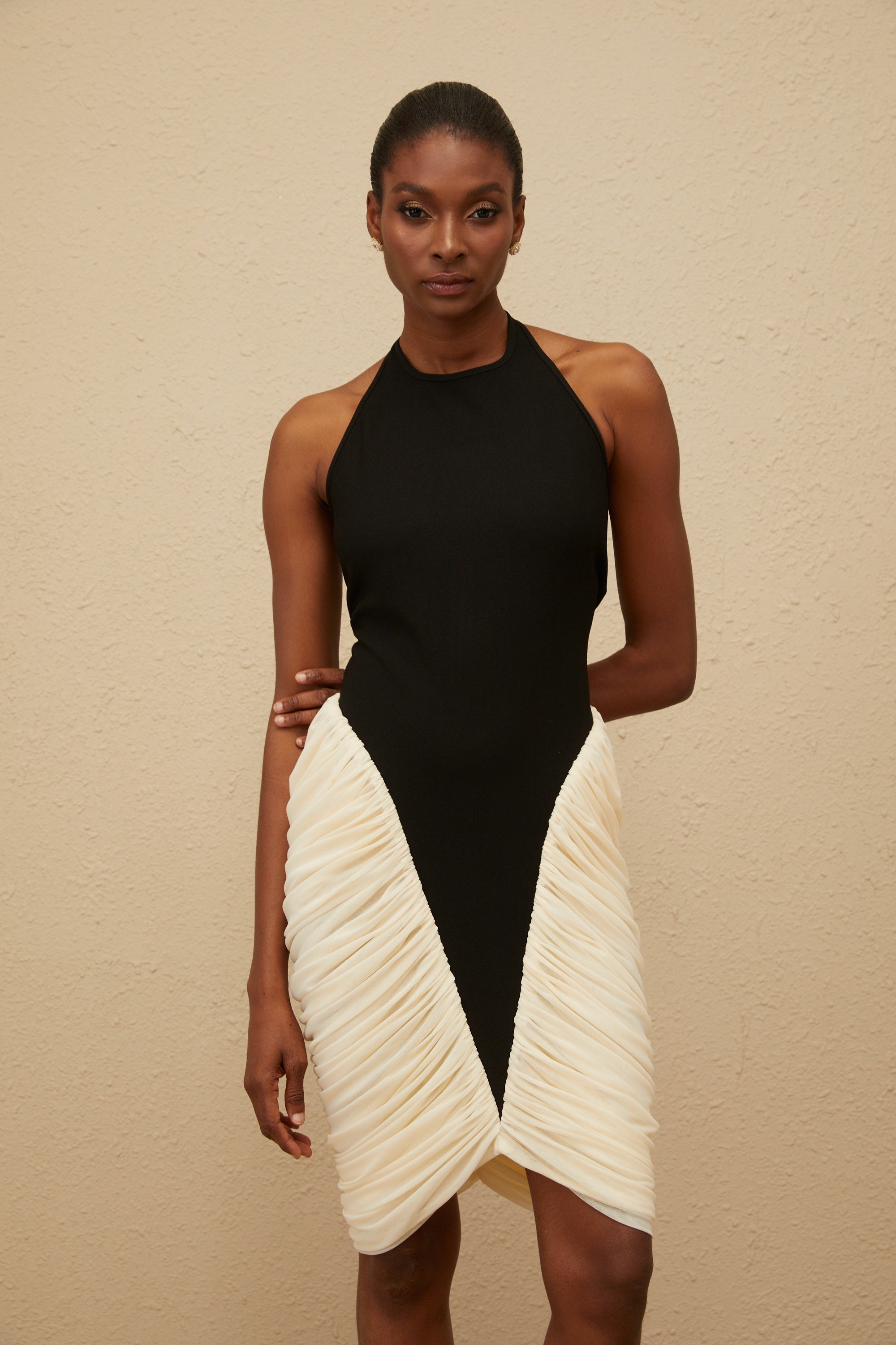 Vestido midi ajustado de cuerpo halter negro con pliegues de jade de MRTokyo, mostrando su diseño elegante y ajustado.