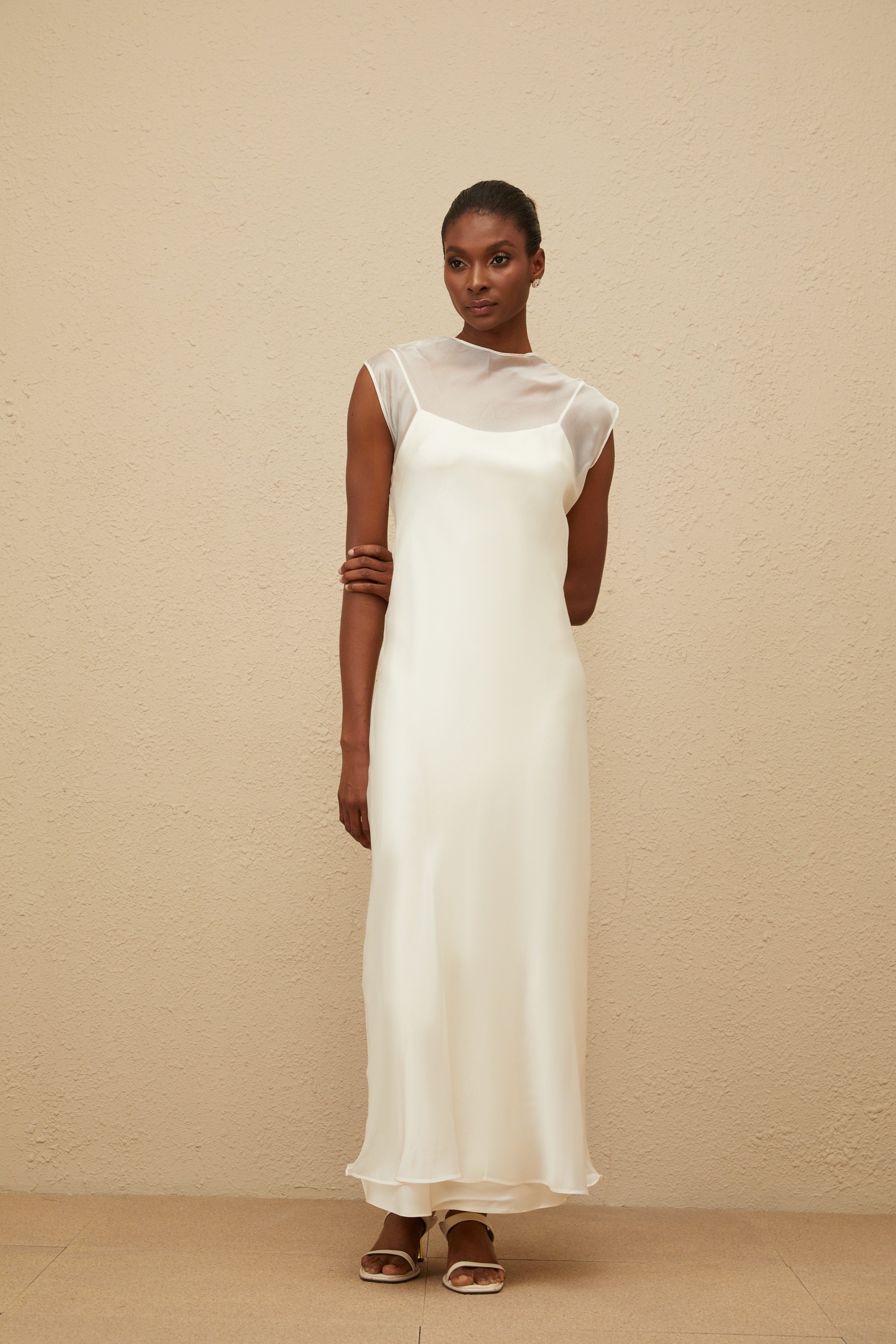 Vestido largo de tul blanco con cintura ajustada y falda acampanada, diseñado por Final Sale.