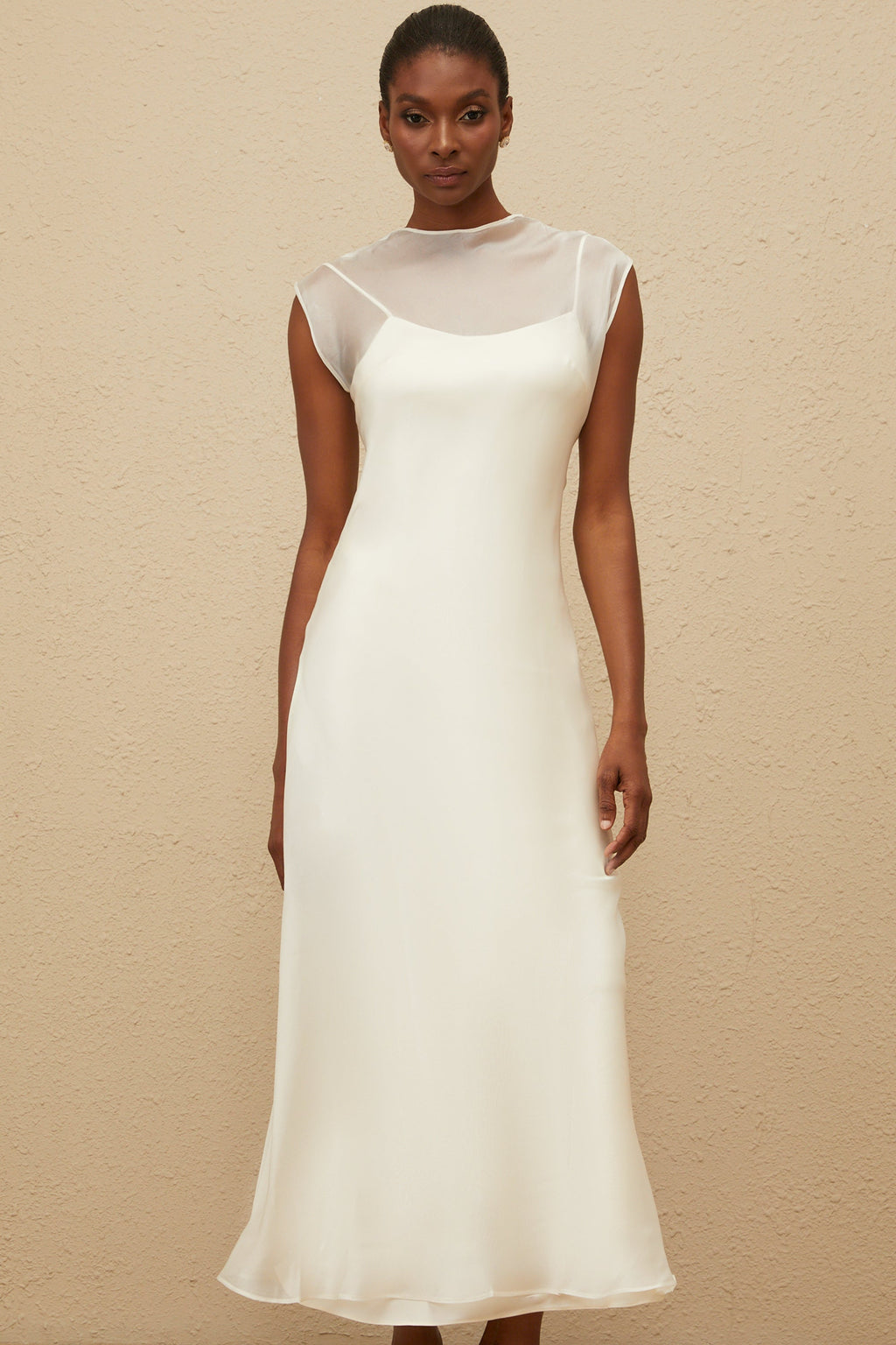 Vestido largo blanco de tul con corte acampanado de la marca Final Sale, ideal para ocasiones elegantes y especiales.