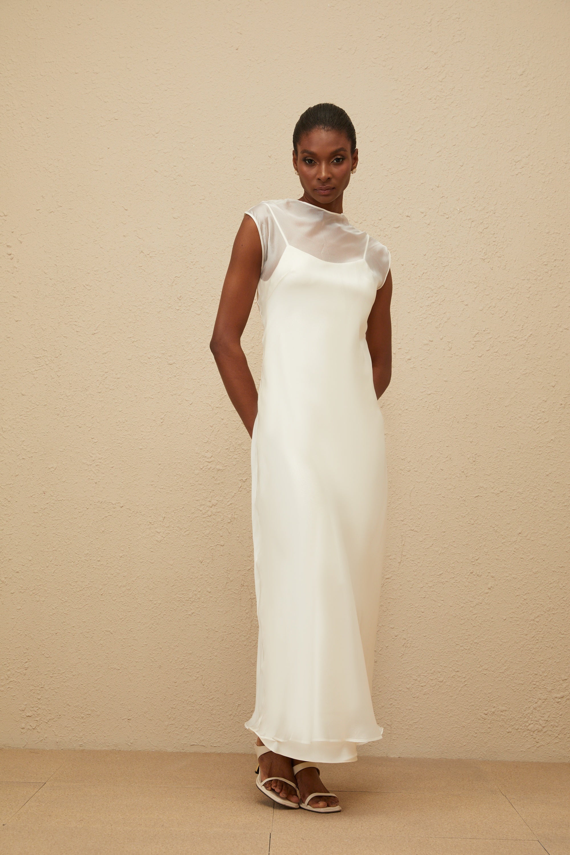 Vestido largo de tul blanco con falda acampanada de la marca Final Sale, ideal para ocasiones elegantes.