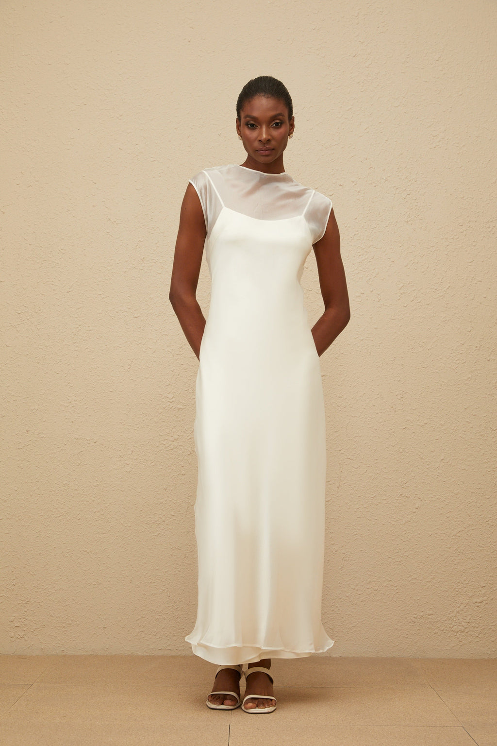 Vestido largo blanco de tul con volante en la falda, estilo efusivo y elegante, de la marca Final Sale.