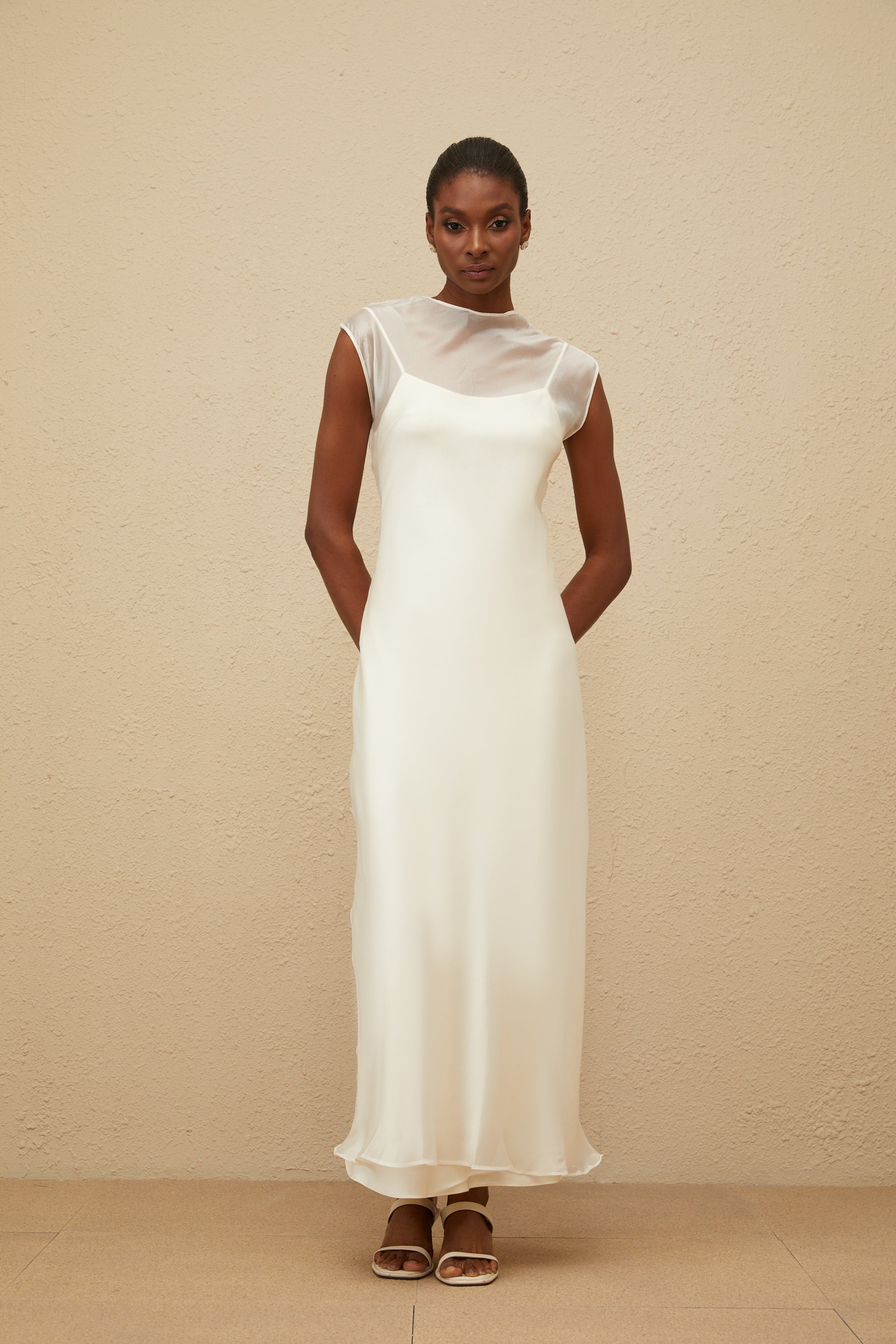 Vestido largo blanco de tul con volante en la falda, estilo efusivo y elegante, de la marca Final Sale.