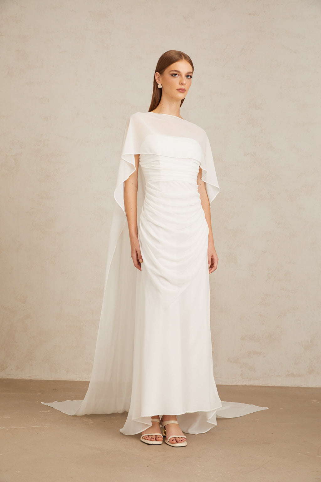 Conjunto de vestido y capa de tul blanco Léonie, estilo elegante para eventos especiales, en una imagen con fondo neutro.