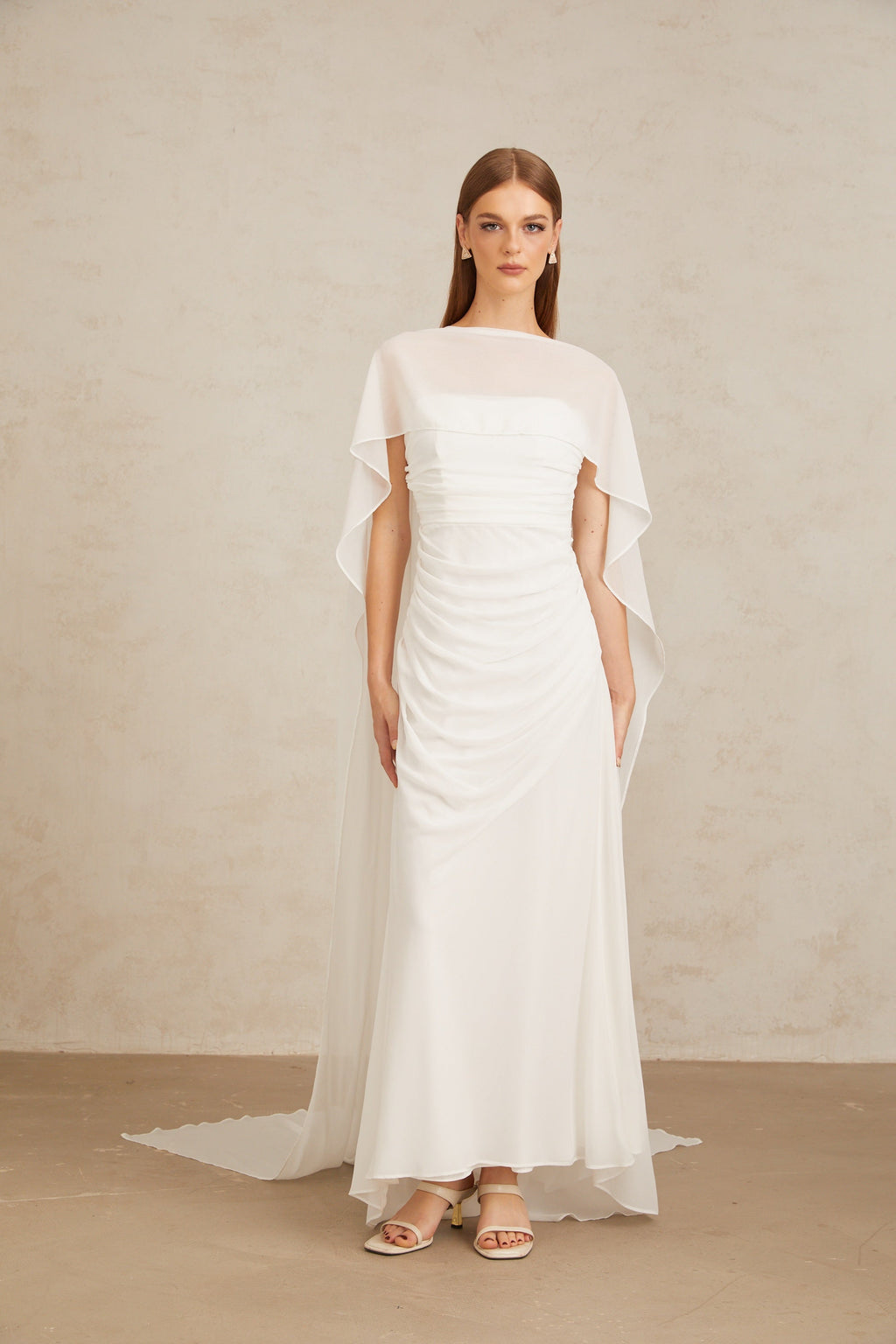 Conjunto de vestido y capa de tul blanca Léonie para niña, con detalles elegantes y delicados en tela ligera.