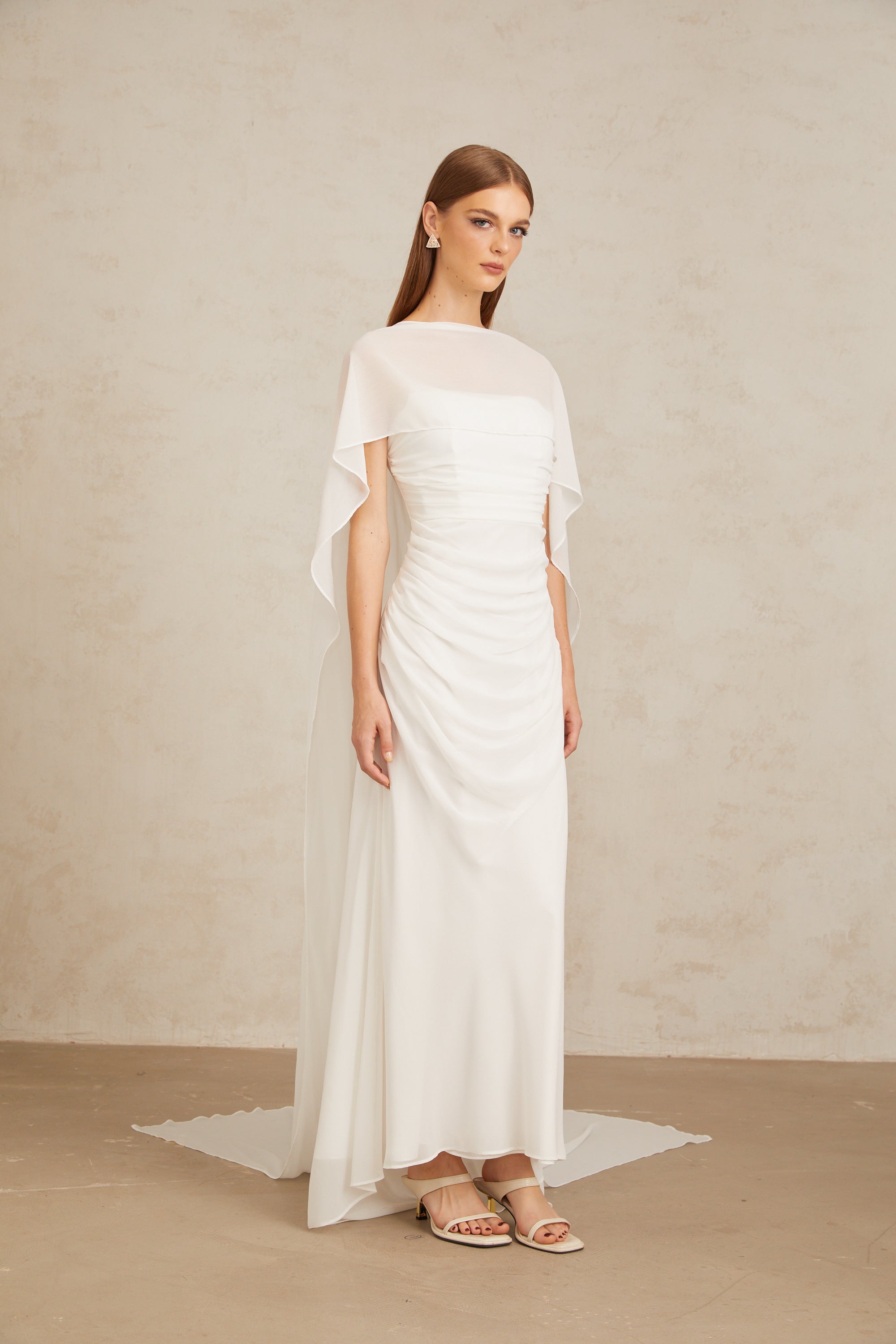 Conjunto de vestido y capa de tul blanco Léonie de Final Sale, con detalles elegantes y delicados para ocasión especial.