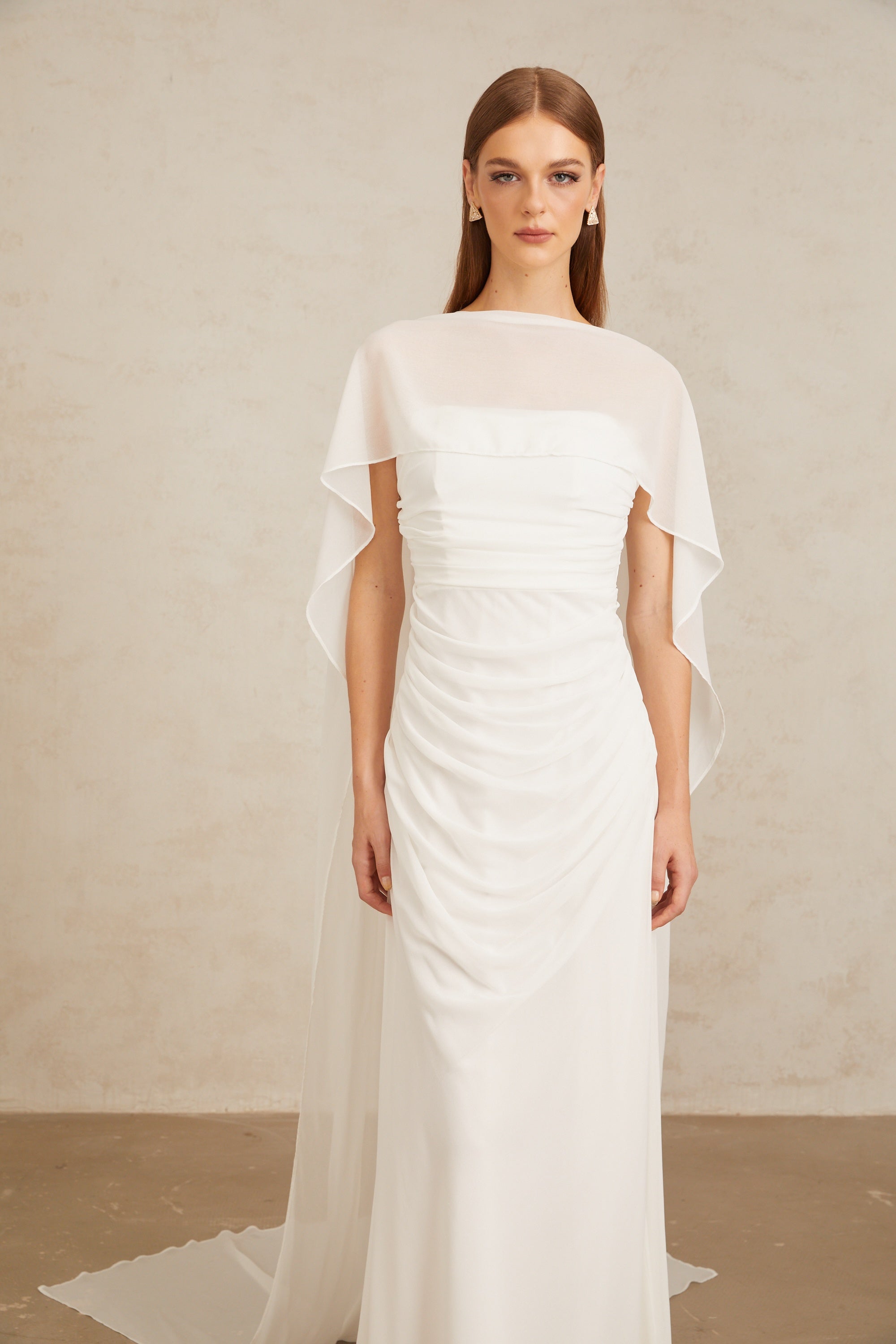 Conjunto de vestido y capa de tul blanco Léonie de Final Sale, con detalles elegantes y suaves en tela de tul.