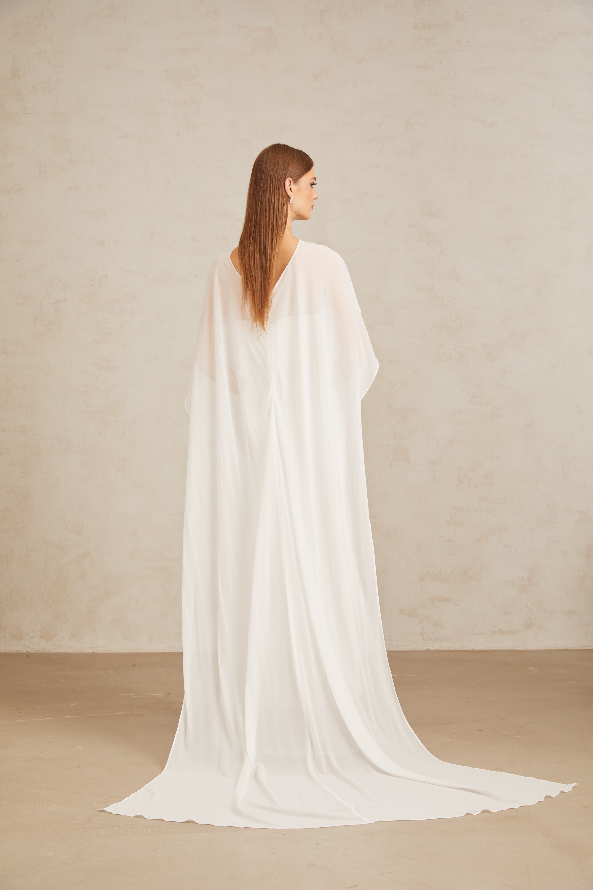 Conjunto de capa y vestido blanco de tul Léonie, con detalles elegantes y delicados para ocasiones especiales.