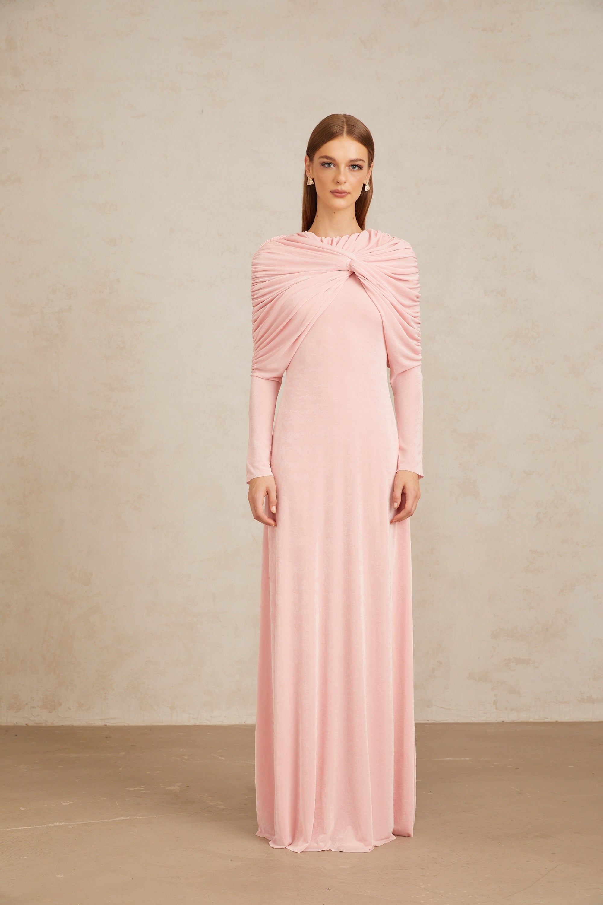 Vestido largo maxi rosa con paneles modernos y fruncido, de la marca Final Sale, para ocasiones elegantes.