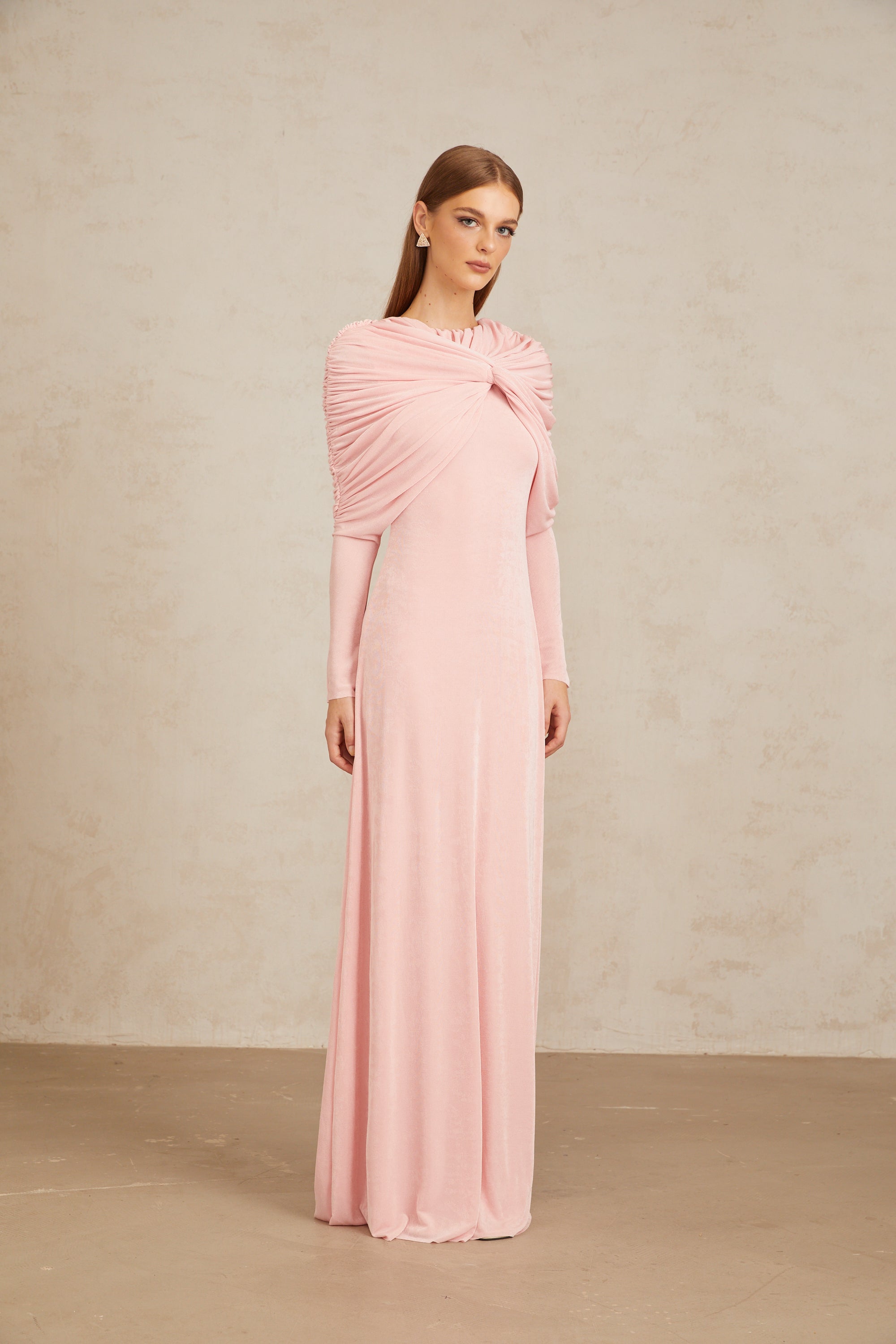 Vestido maxi rosa moderno con paneles, drapeado y efecto ruched, de la marca Final Sale, para ocasiones elegantes.