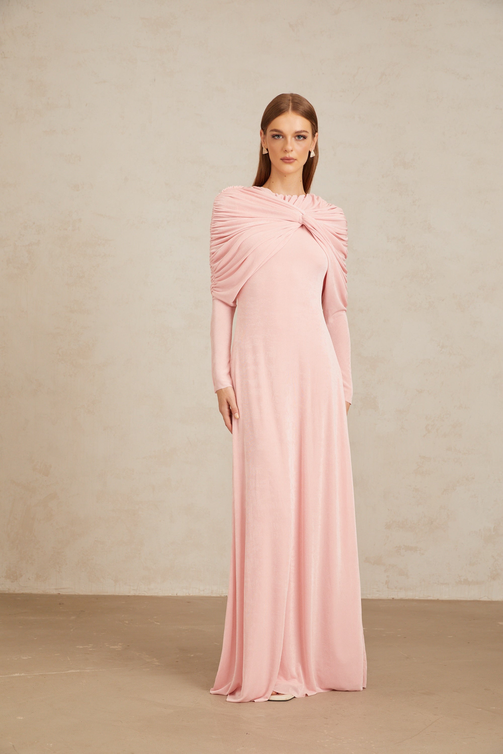 Vestido maxi rosa moderno con paneles, drapeado y detalles ruched, diseñado por Final Sale.