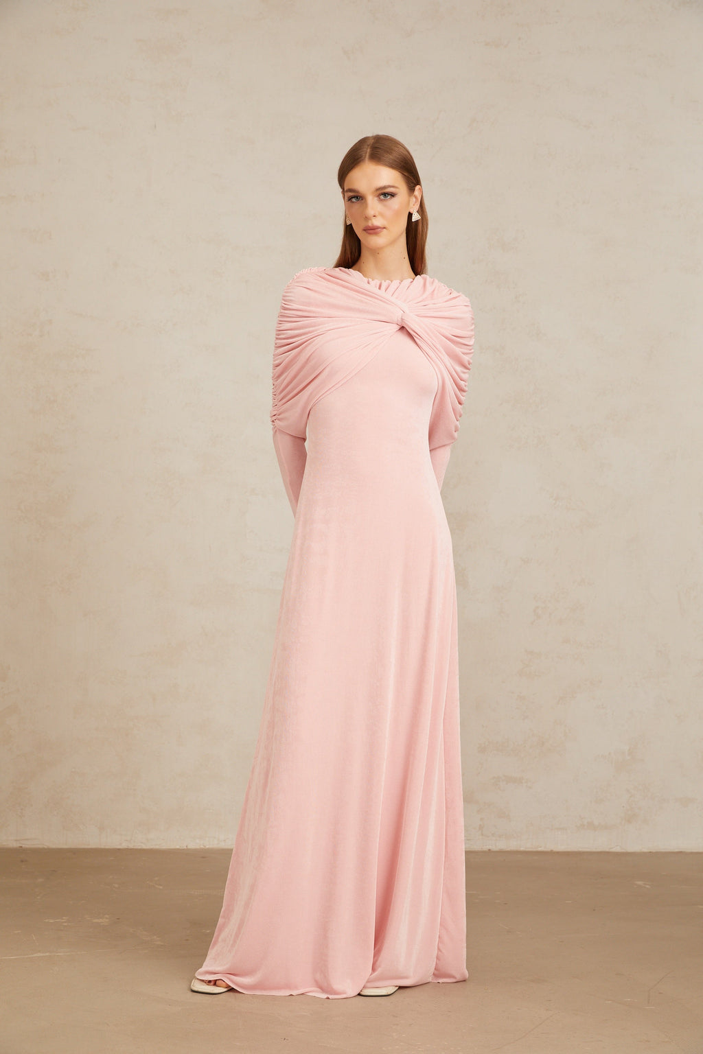 Vestido largo maxi rosa con paneles modernos, detalle drapeado y ruched, de la marca Final Sale, para eventos elegantes.