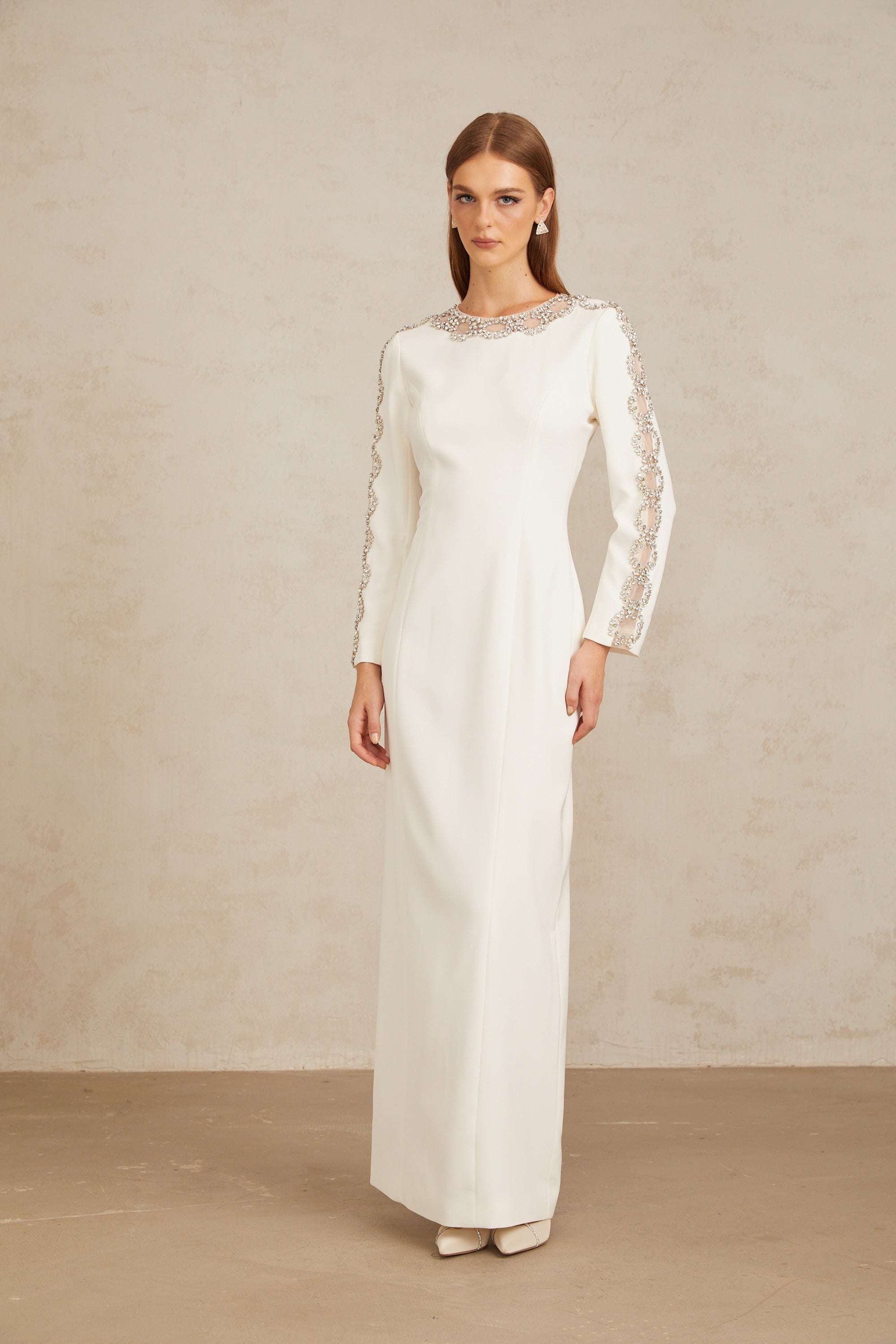 Vestido largo blanco con cristales brillantes y detalles elegantes, ideal para ocasiones formales, de la marca Final Sale.