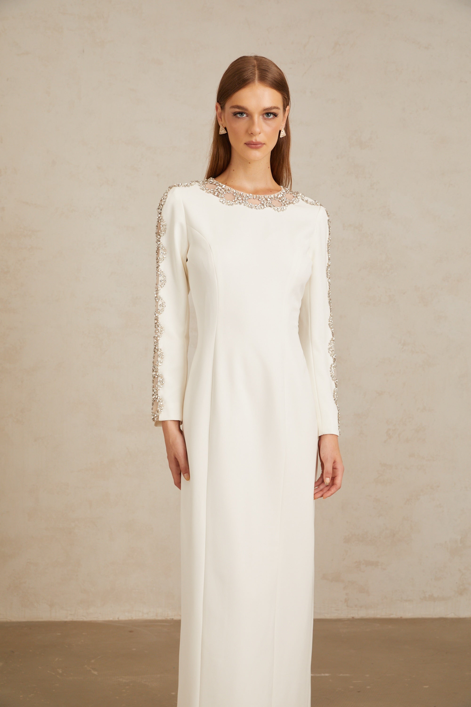 Vestido maxi blanco Freja con cristales adornados, elegante y brillante, diseñado para ocasiones especiales.