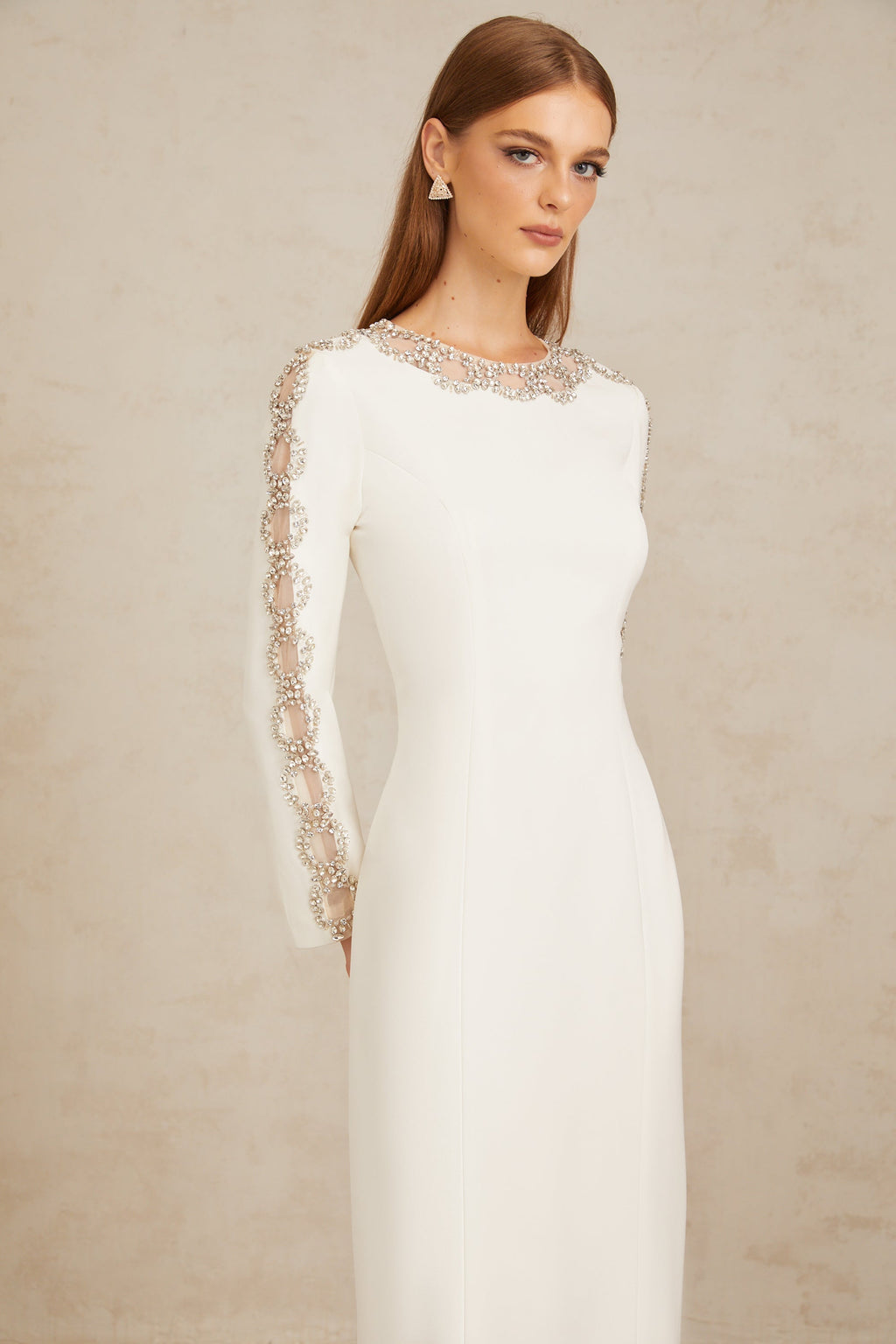 Vestido largo blanco Freja con cristales adornados, vestido maxi elegante para ocasiones especiales, marca Final Sale.