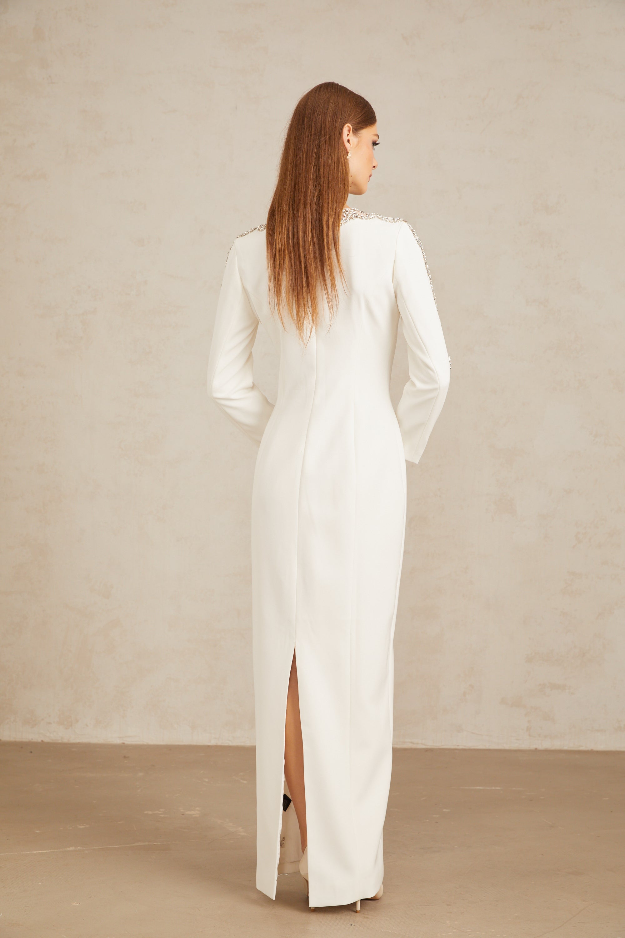 Vestido largo maxi blanco Freja con cristales decorativos, elegante y sofisticado para ocasiones especiales.
