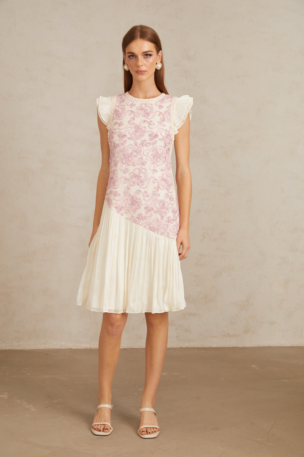 Vestido midi de encaje floral y panel rosa Charitina de la marca Final Sale, con diseño elegante y detalles de crochet.