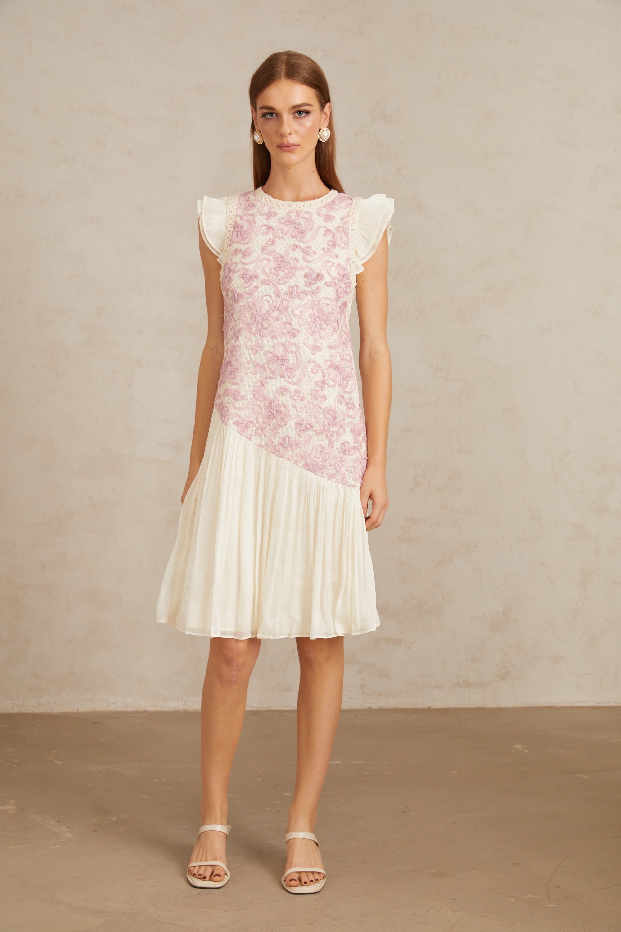 Vestido midi de encaje floral y panel rosa Charitina de la marca Final Sale, con diseño elegante y detalles de crochet.
