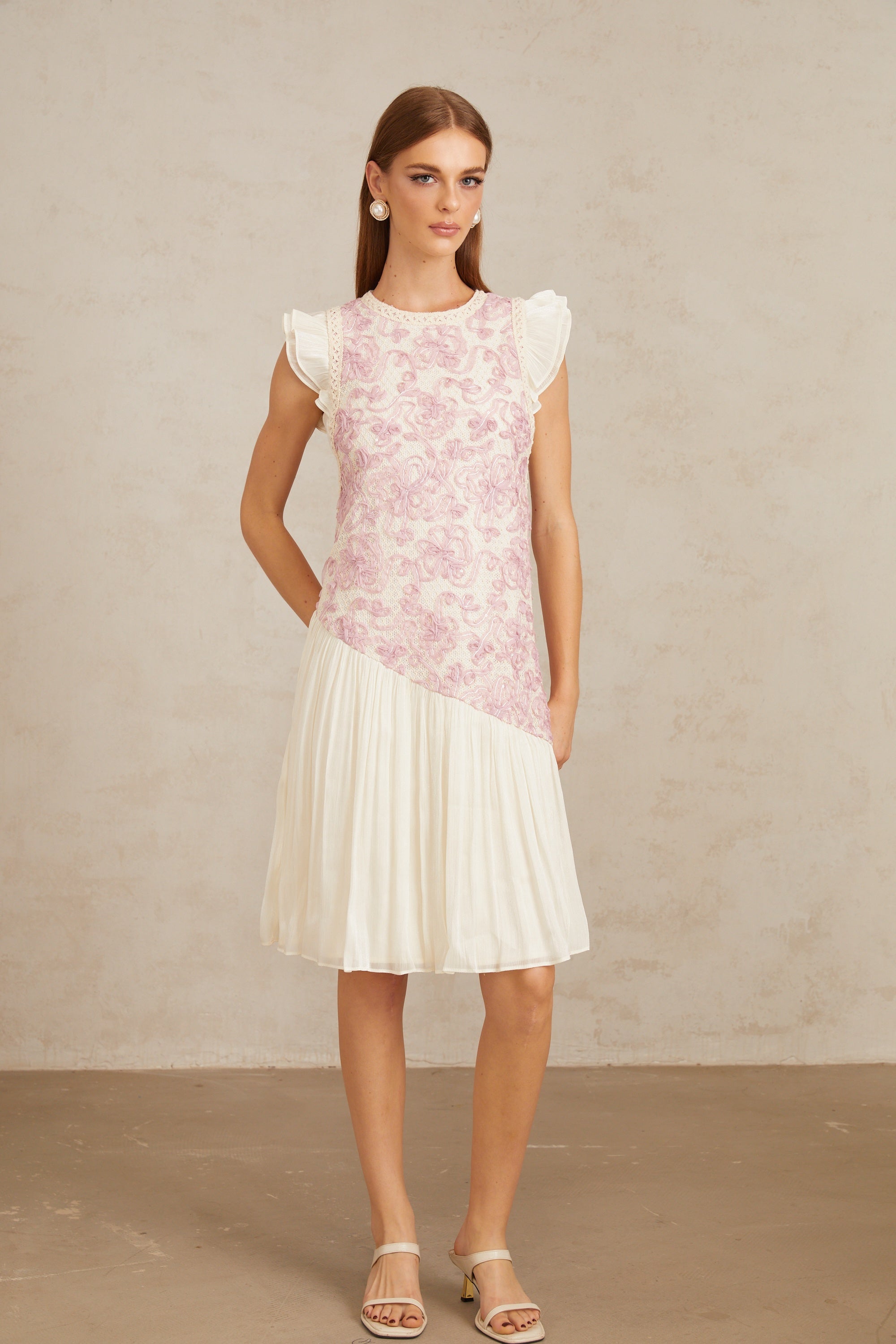 Vestido midi de encaje floral rosa Charitina con paneles, estilo crochet, para mujer, en una imagen con fondo neutro