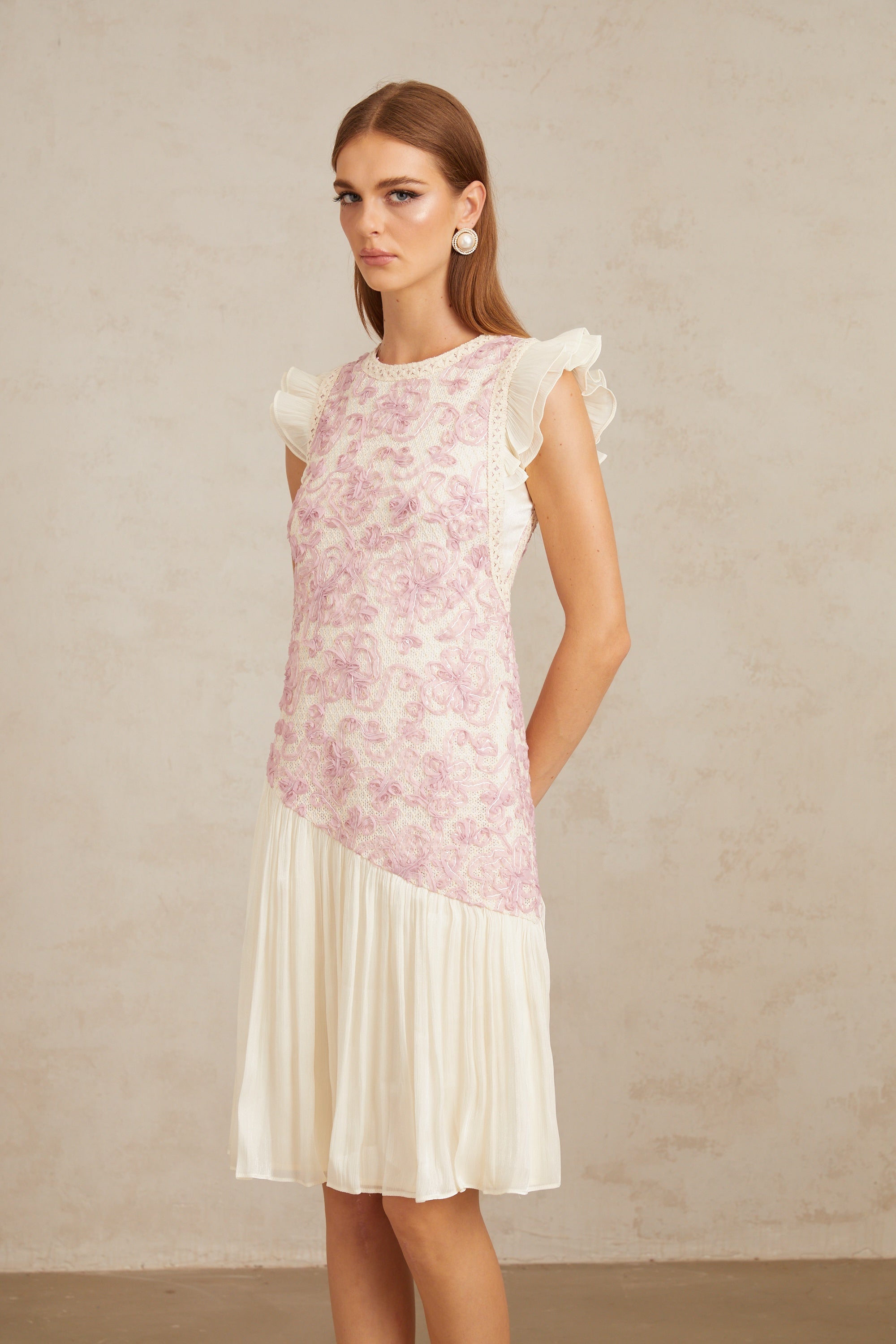 Vestido midi floral en color rosa Charitina con paneles de encaje de crochet, de la marca Final Sale, vista en la imagen.