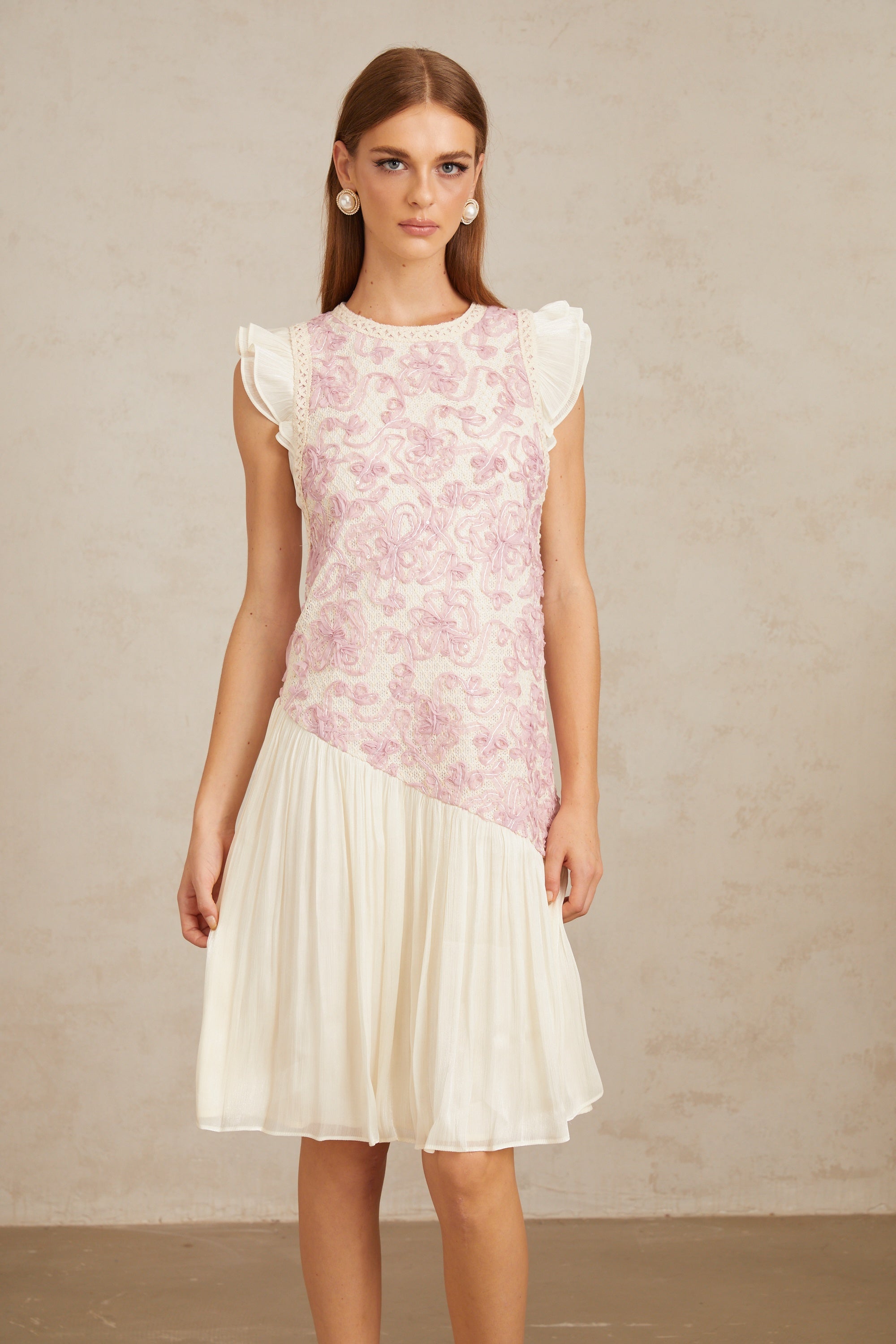 Vestido midi de crochet con panel floral en color rosa de la marca Final Sale, con detalles delicados y diseño elegante.