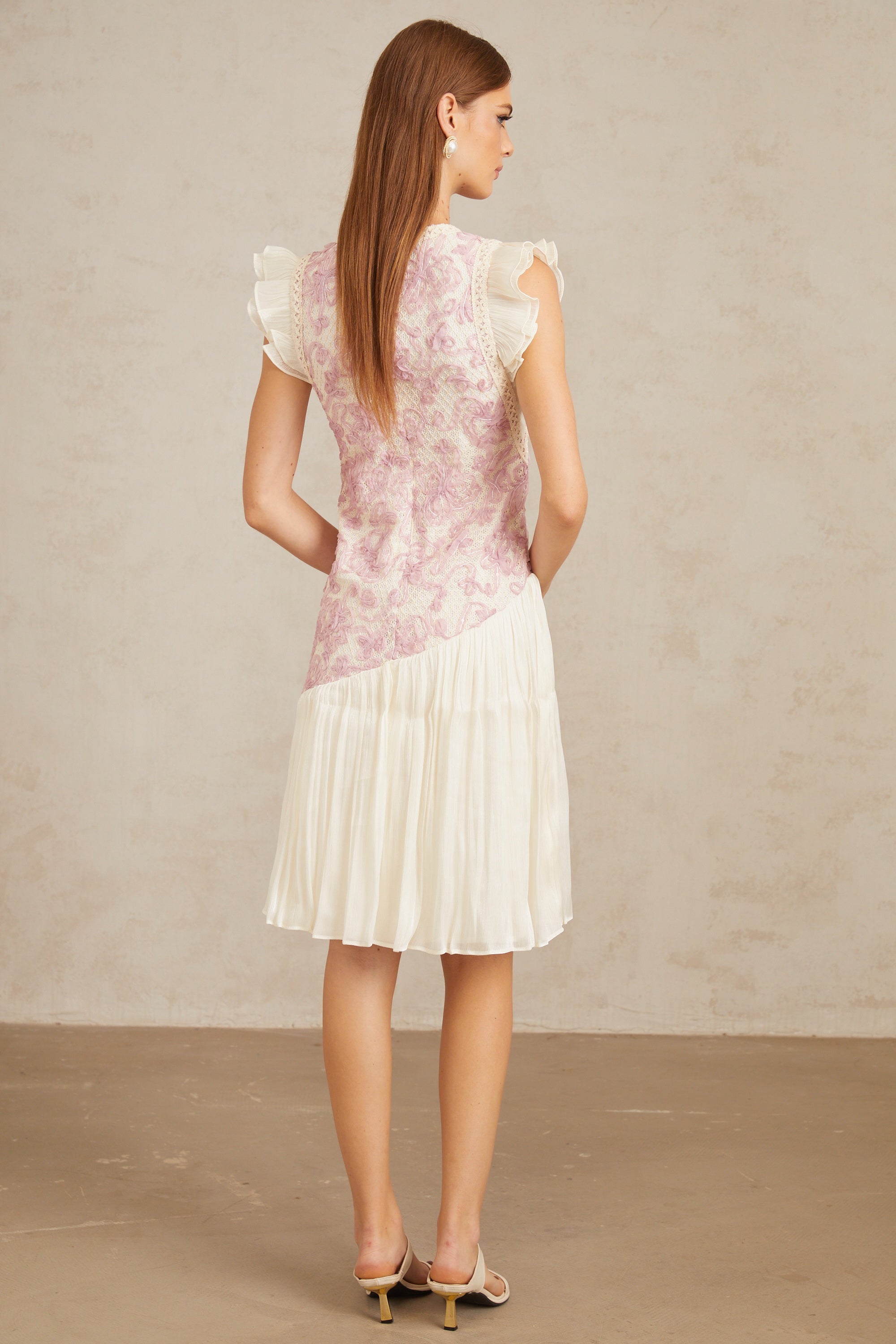 Vestido midi de encaje floral en rosa Charitina por Final Sale, con paneles y diseño crochet visible en la imagen.