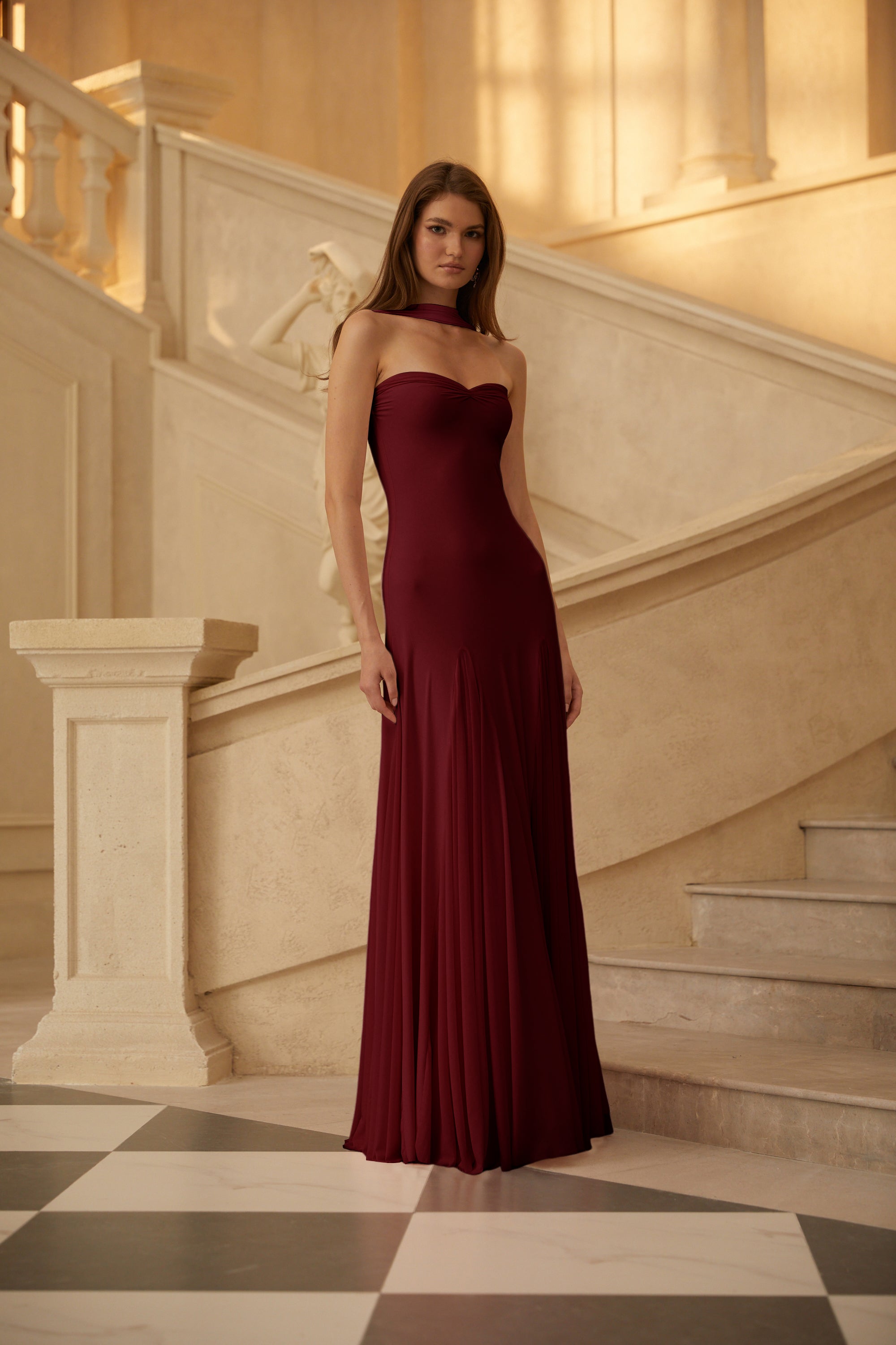 Vestido largo rojo con escote corazón de la marca Final Sale, diseñado para ocasiones elegantes y femeninas.