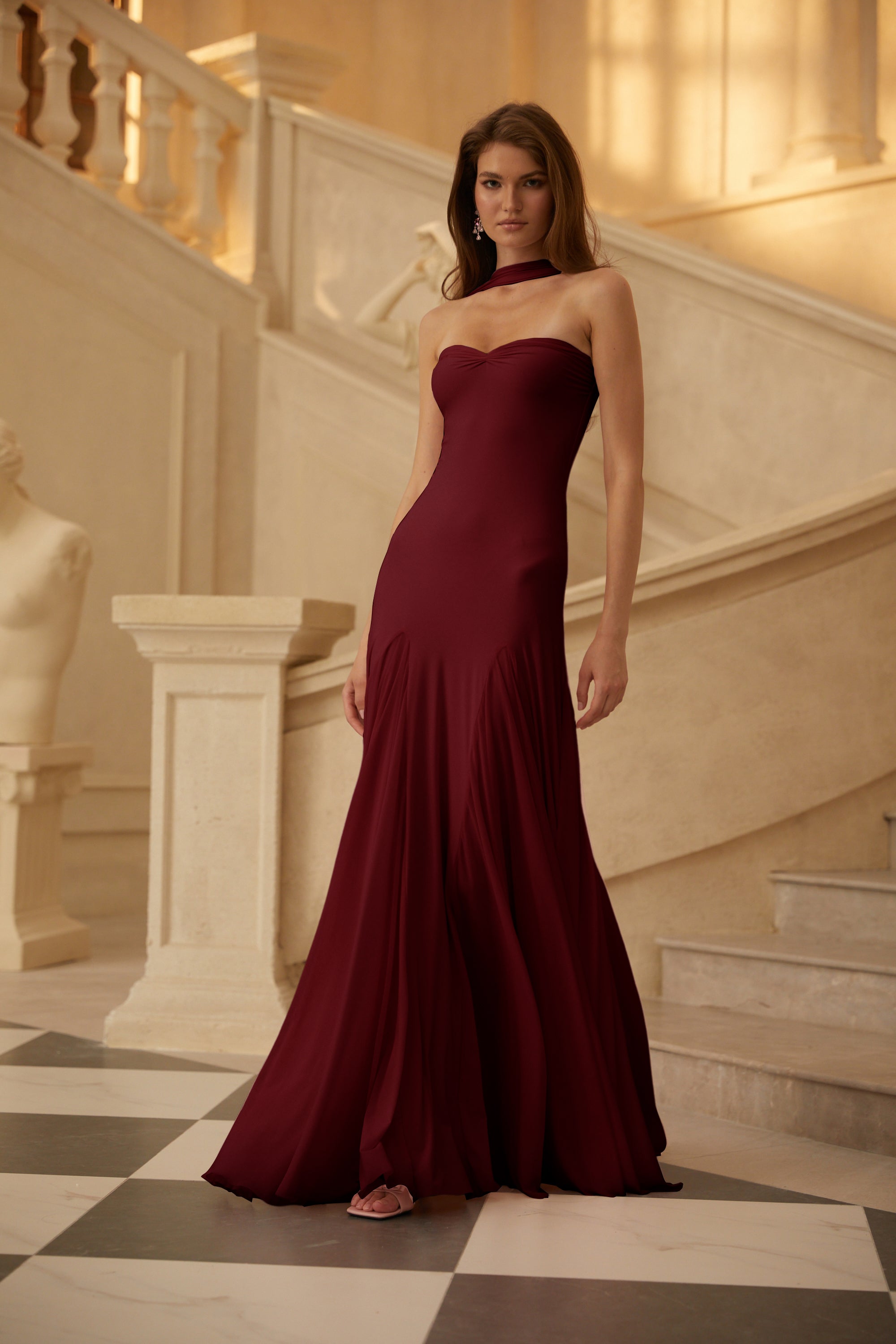Vestido maxi rojo Rêverie con escote en forma de corazón y cintura ajustada, ideal para ocasiones elegantes.