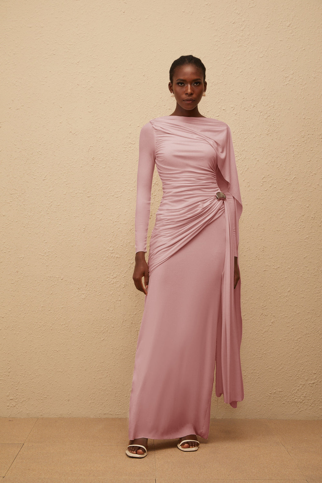Vestido maxi rosa asimétrico de punto con frunce, estilo Paloma Pink, para mujer, en color rosa y diseño elegante.
