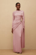 Vestido largo rosa asimétrico de punto con fruncido, estilo maxi por Final Sale, mostrado en color rosa.