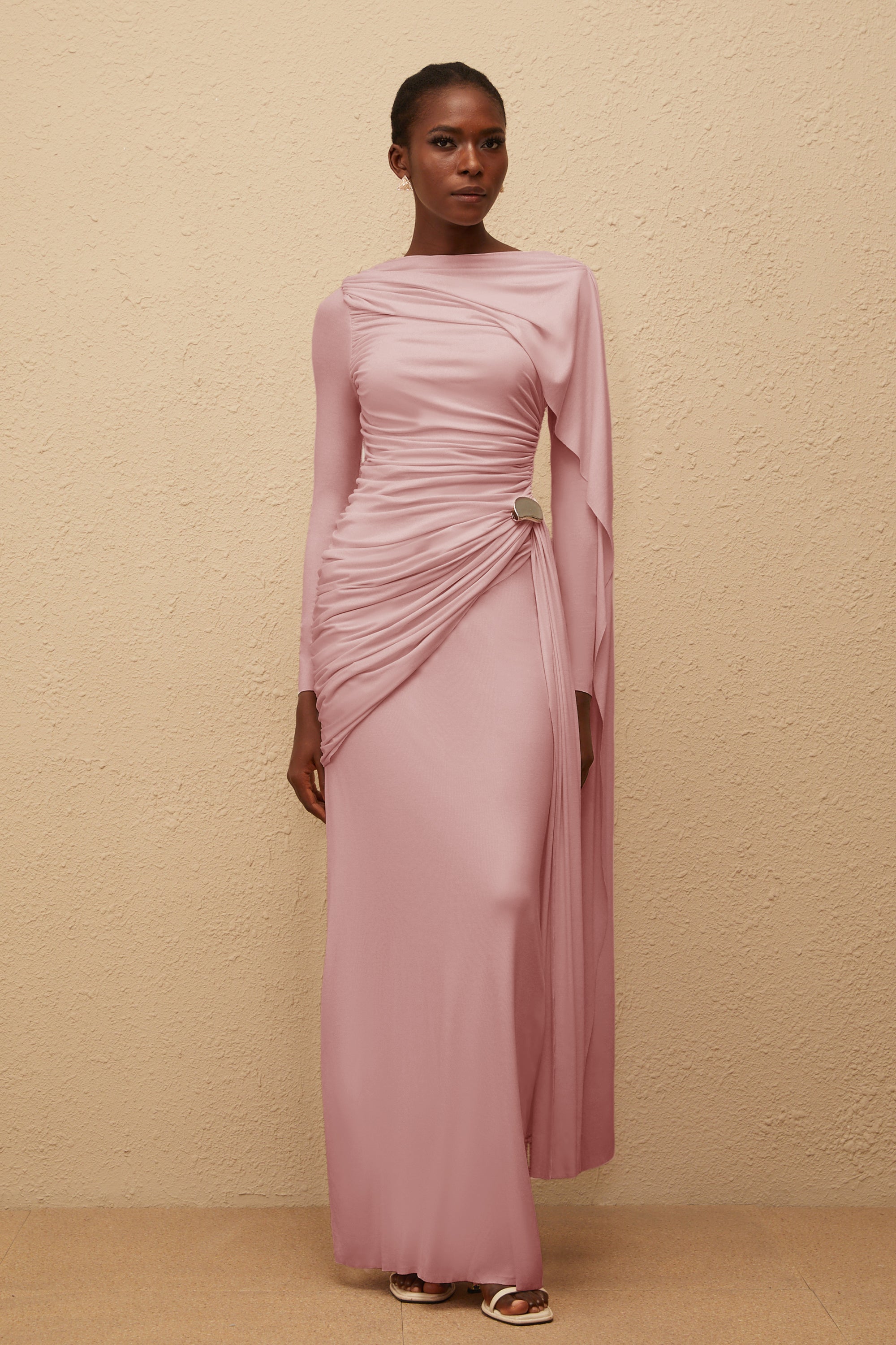 Vestido largo rosa asimétrico de punto con fruncido, estilo maxi por Final Sale, mostrado en color rosa.