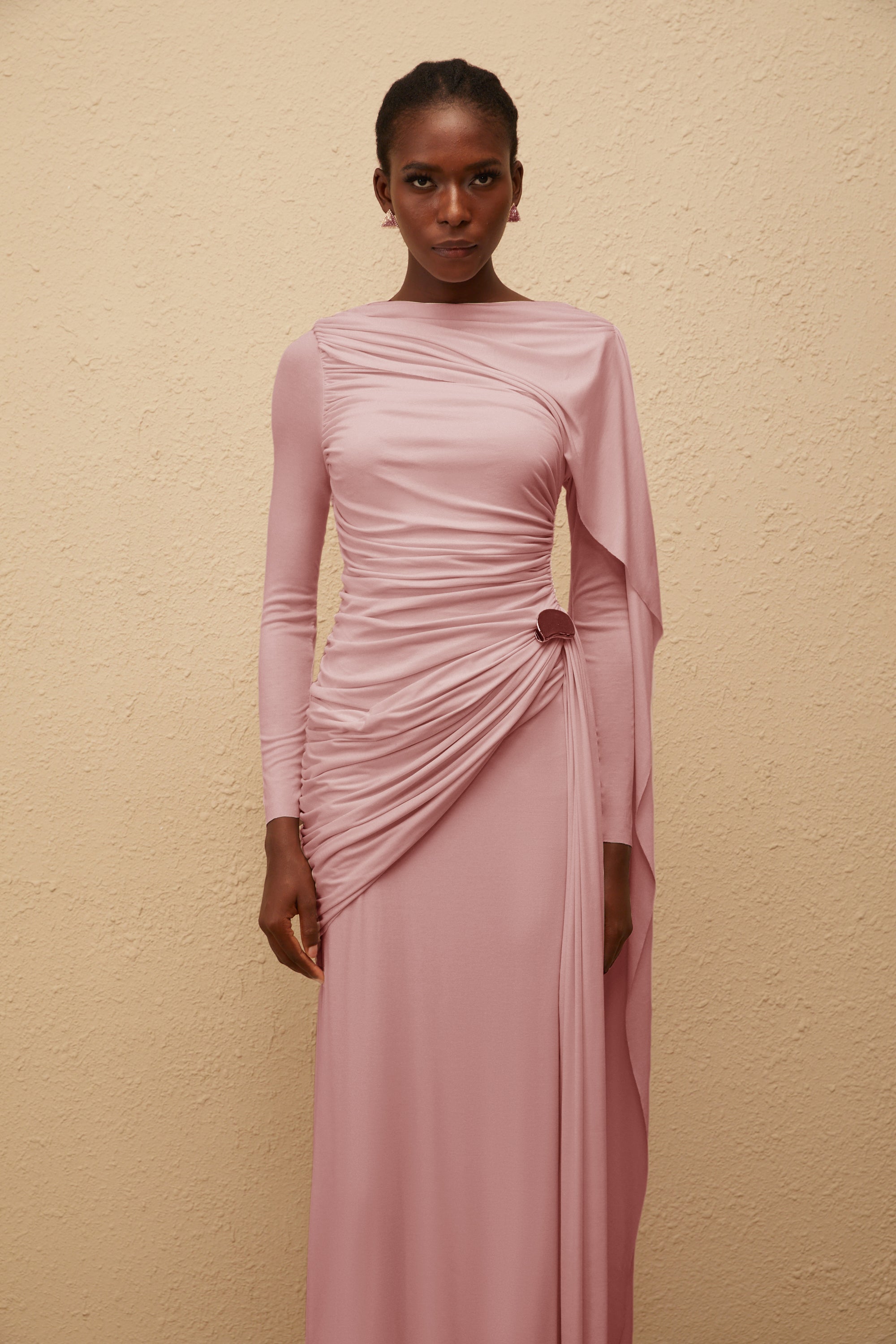 Vestido largo rosa asimétrico de punto con fruncido de la marca Final Sale, con diseño elegante y detalles en el tejido.