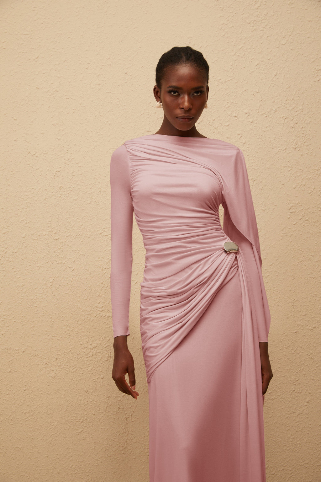 Vestido largo de punto rosa paloma asimétrico y fruncido, diseño elegante y moderno para ocasiones especiales.