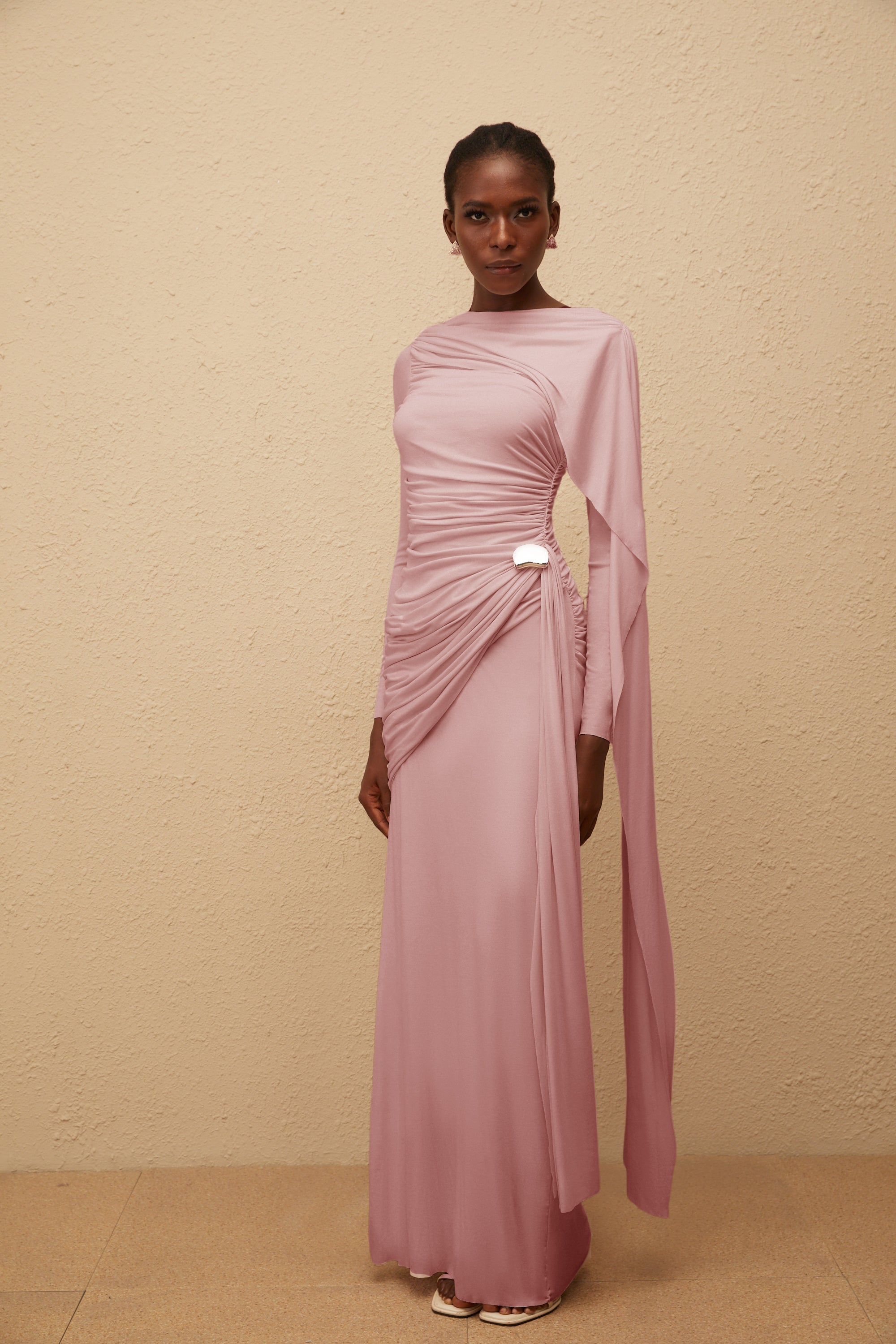 Vestido maxi rosa asimétrico de punto con frunces de Final Sale, elegante y ajustado en el diseño, para ocasiones especiales.