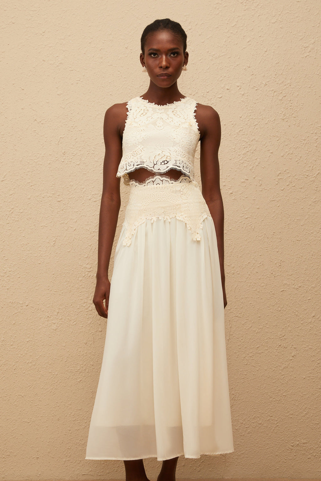 Conjunto de blusa y falda de encaje floral en color blanco de la marca Final Sale, mostrando detalles delicados y elegantes.